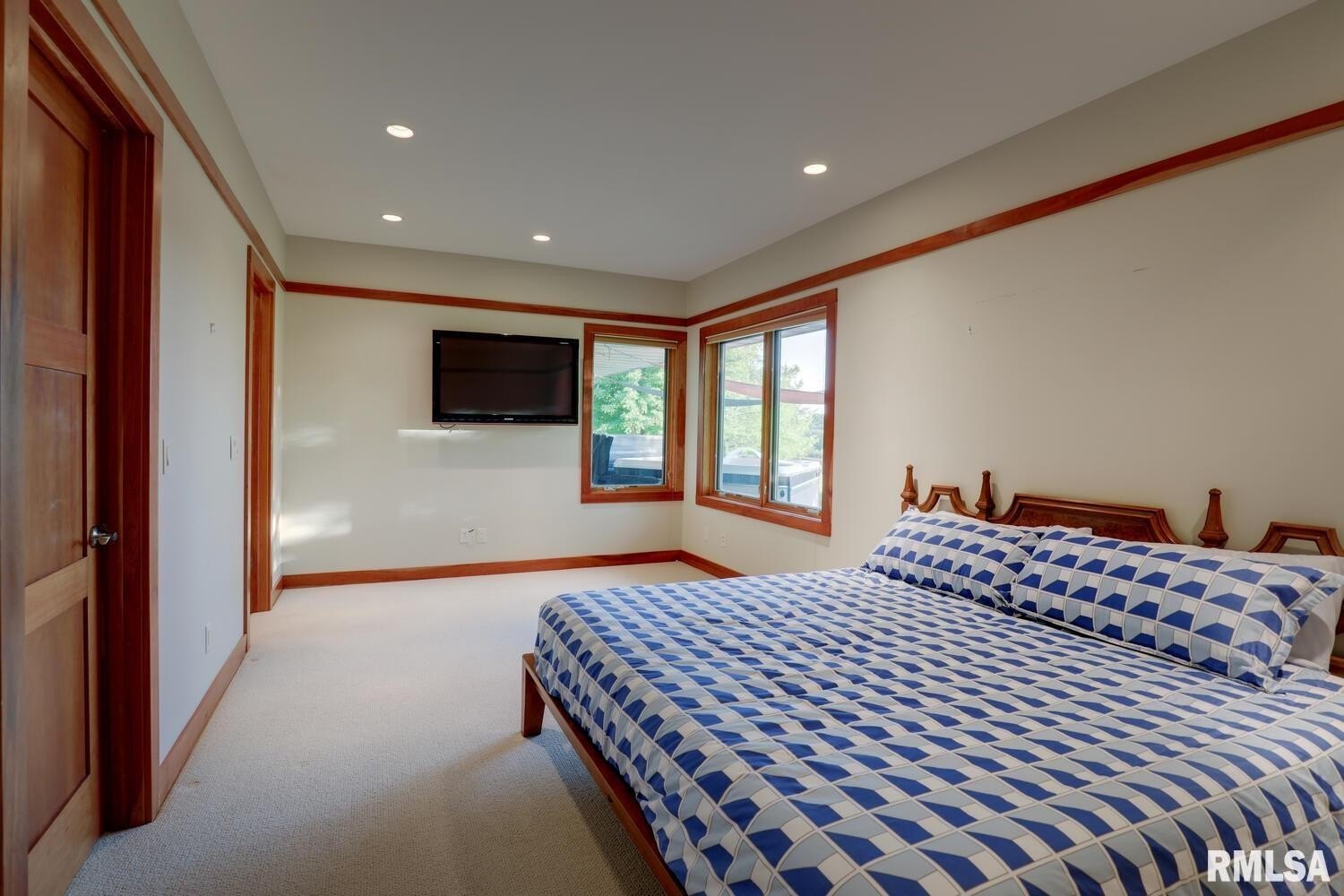 Macomb, Illinois, 61455, United States, 5 Bedrooms Bedrooms, ,5 BathroomsBathrooms,Residential,For Sale,1915760