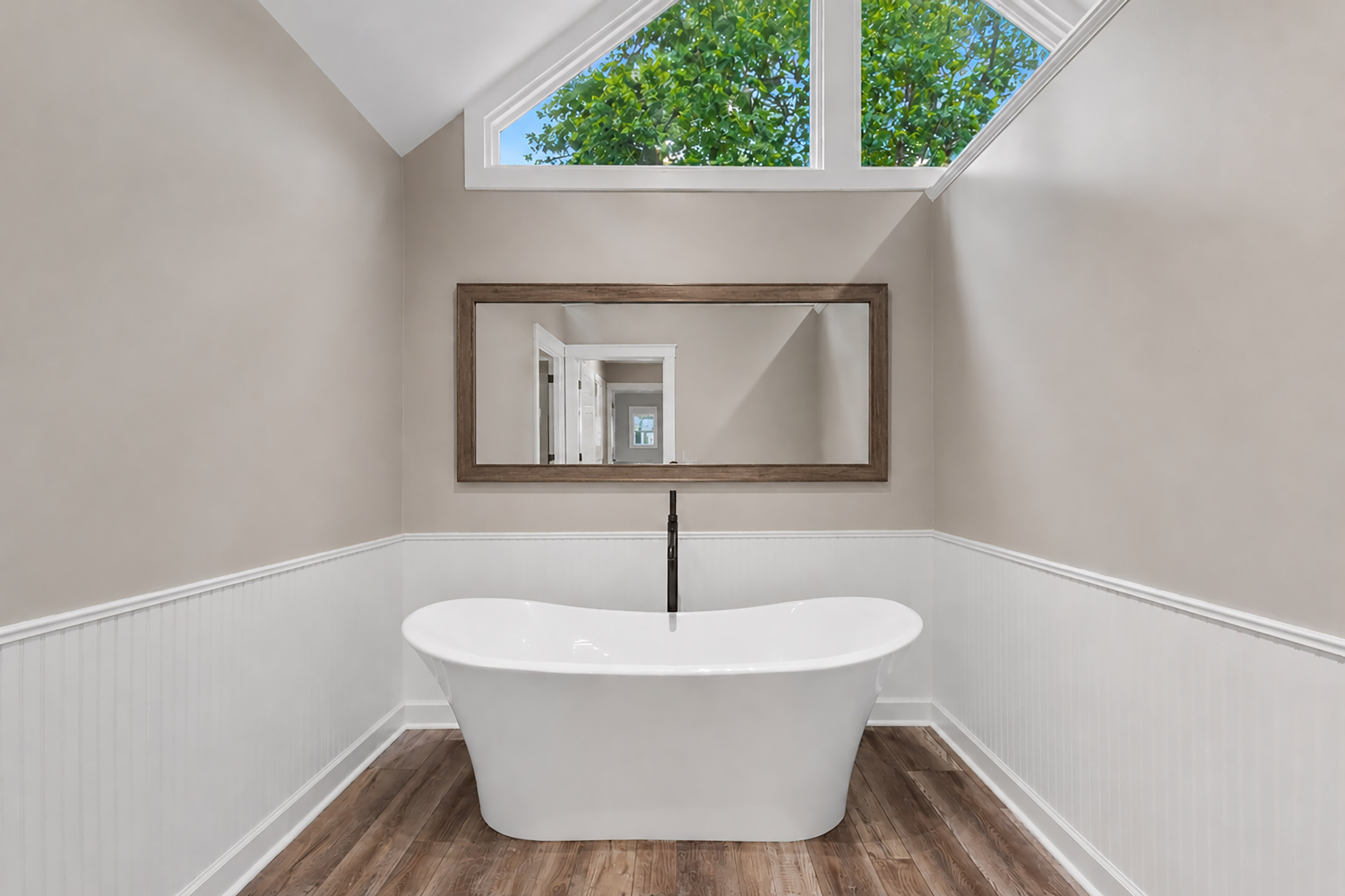  Beautifully Updated Home Blends Timeless Style with Elevated Designer Finishes - 物件實景