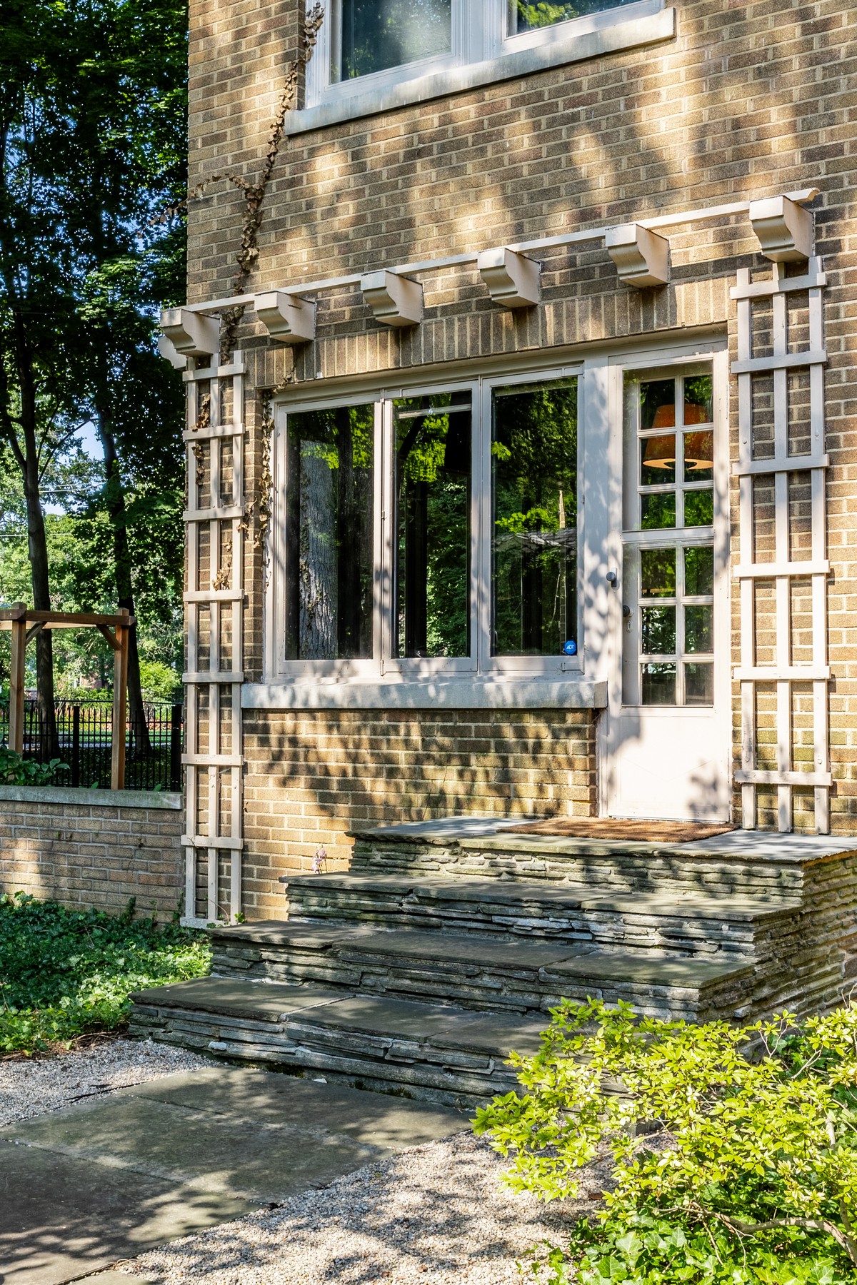  Gated English Tudor Home on One of the Most Desirable Blocks in Meridian Kessler - 物件實景