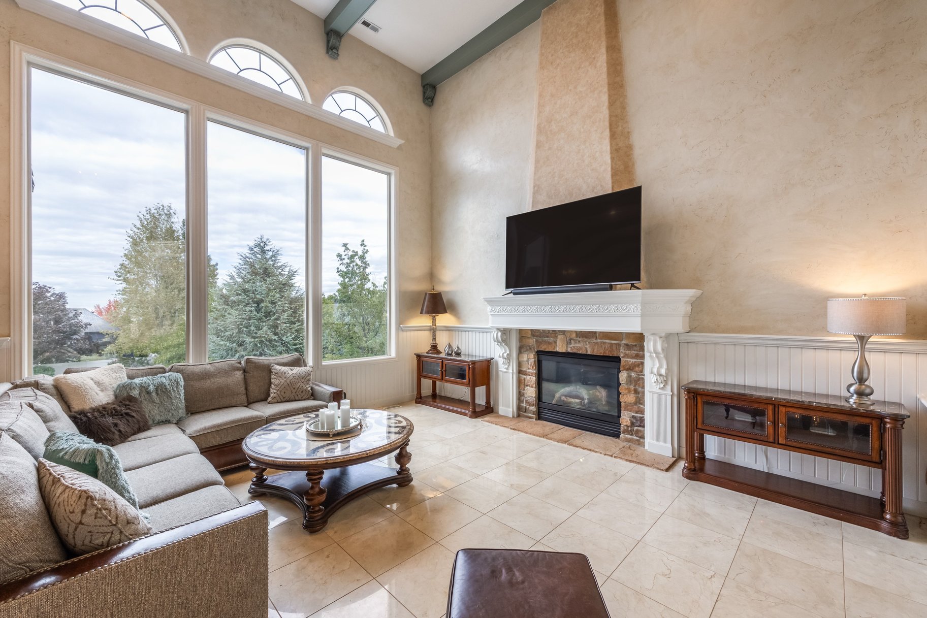  Stately Gated-Community Estate on Nearly Half an Acre: Vaulted Ceilings, Valley - 物件實景