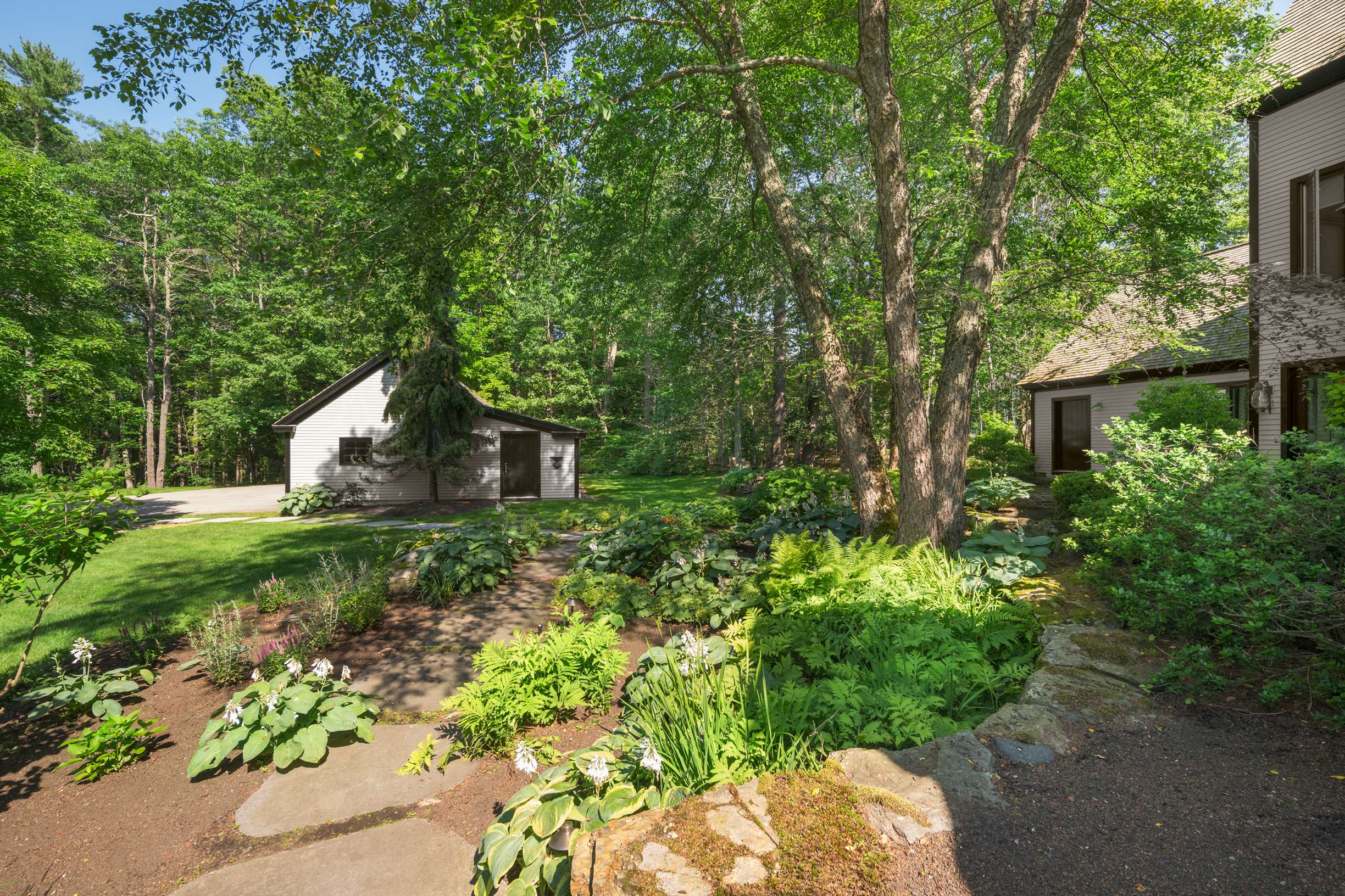  Elegant Shingled Maine Cottage with Modern Flair on 2.63 Acres in York - 物件實景