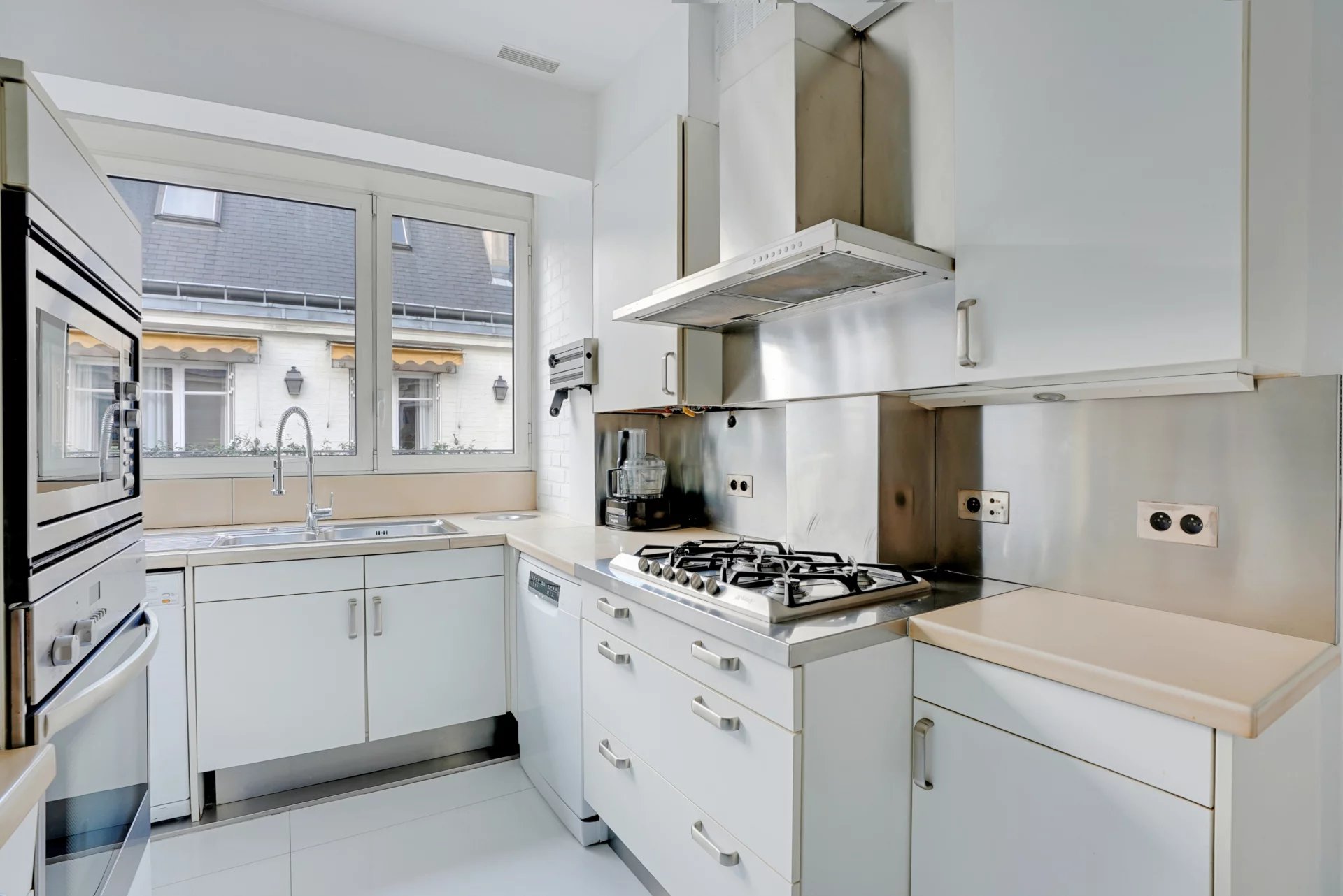 Paris 8th, Île-de-France, 75008, FR, 4 Bedrooms Bedrooms, ,2 BathroomsBathrooms,Residential,For Sale,1669090