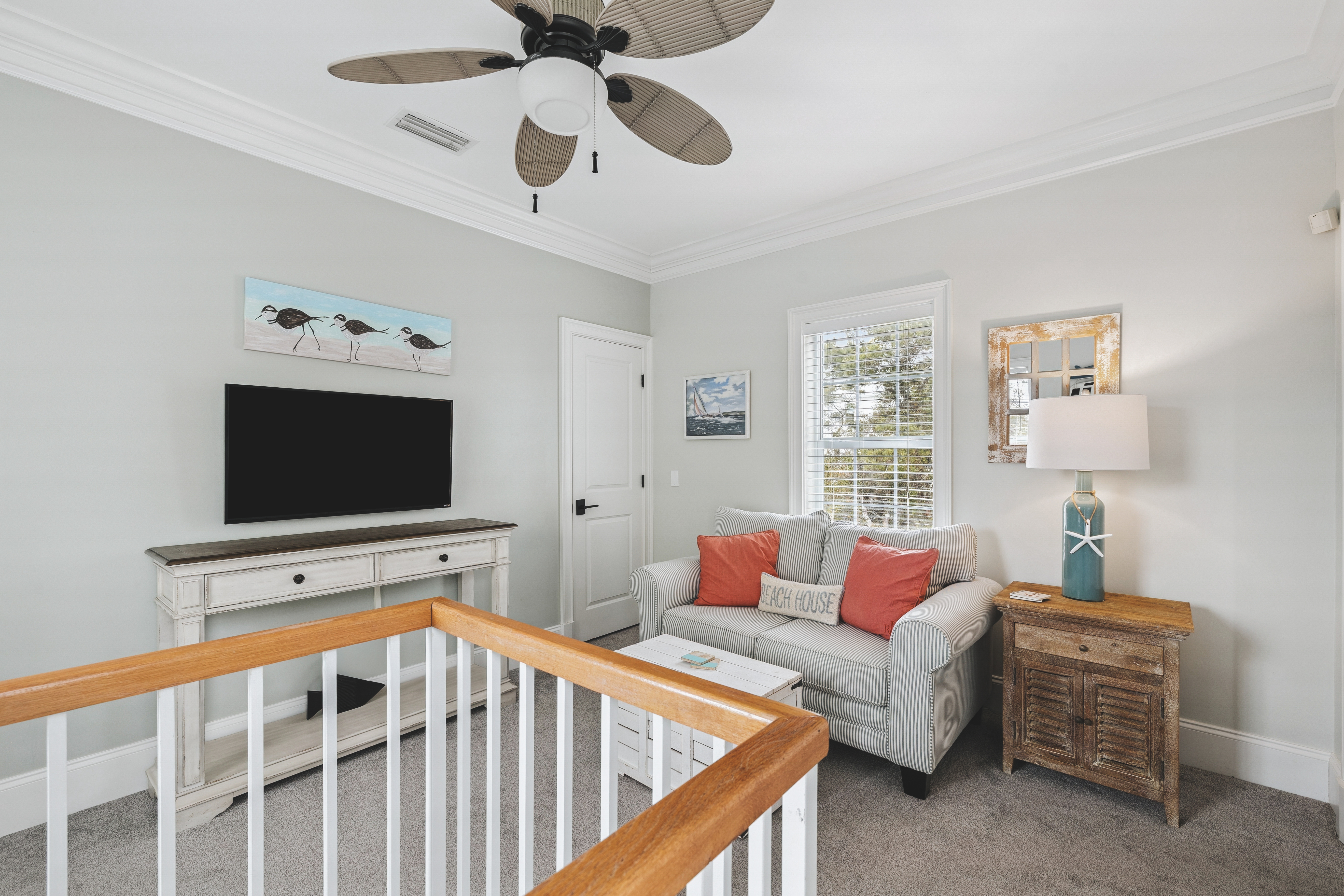  Updated Coastal Retreat With Courtyard Pool And Carriage House - 物件實景