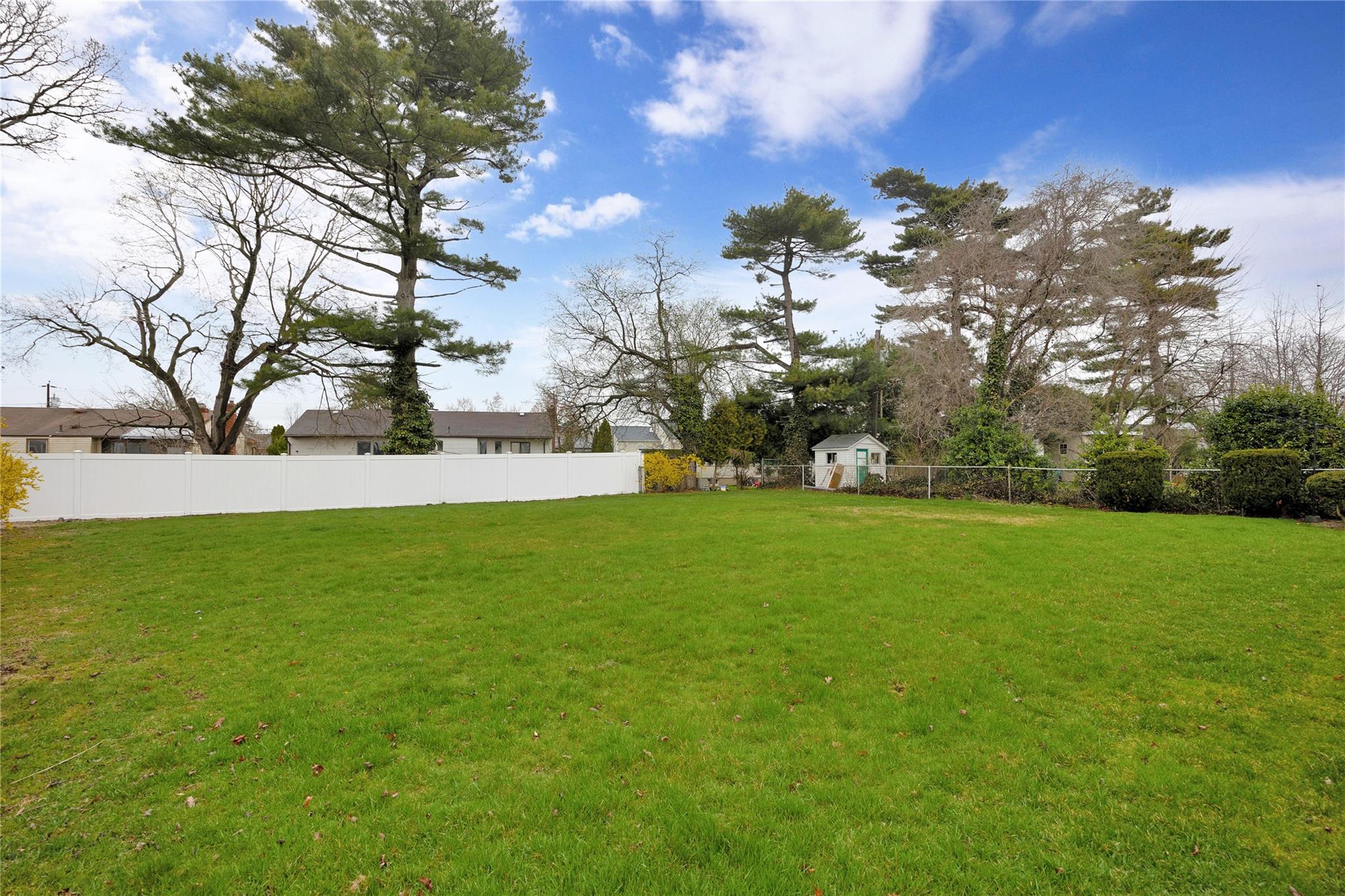 Farmingdale, New York, 11735, United States, 3 Bedrooms Bedrooms, ,2 BathroomsBathrooms,Residential,For Sale,1793248