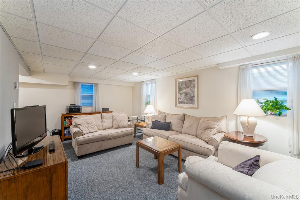 Floral Park, New York, 11001, United States, 3 Bedrooms Bedrooms, ,2 BathroomsBathrooms,Residential,For Sale,1928051