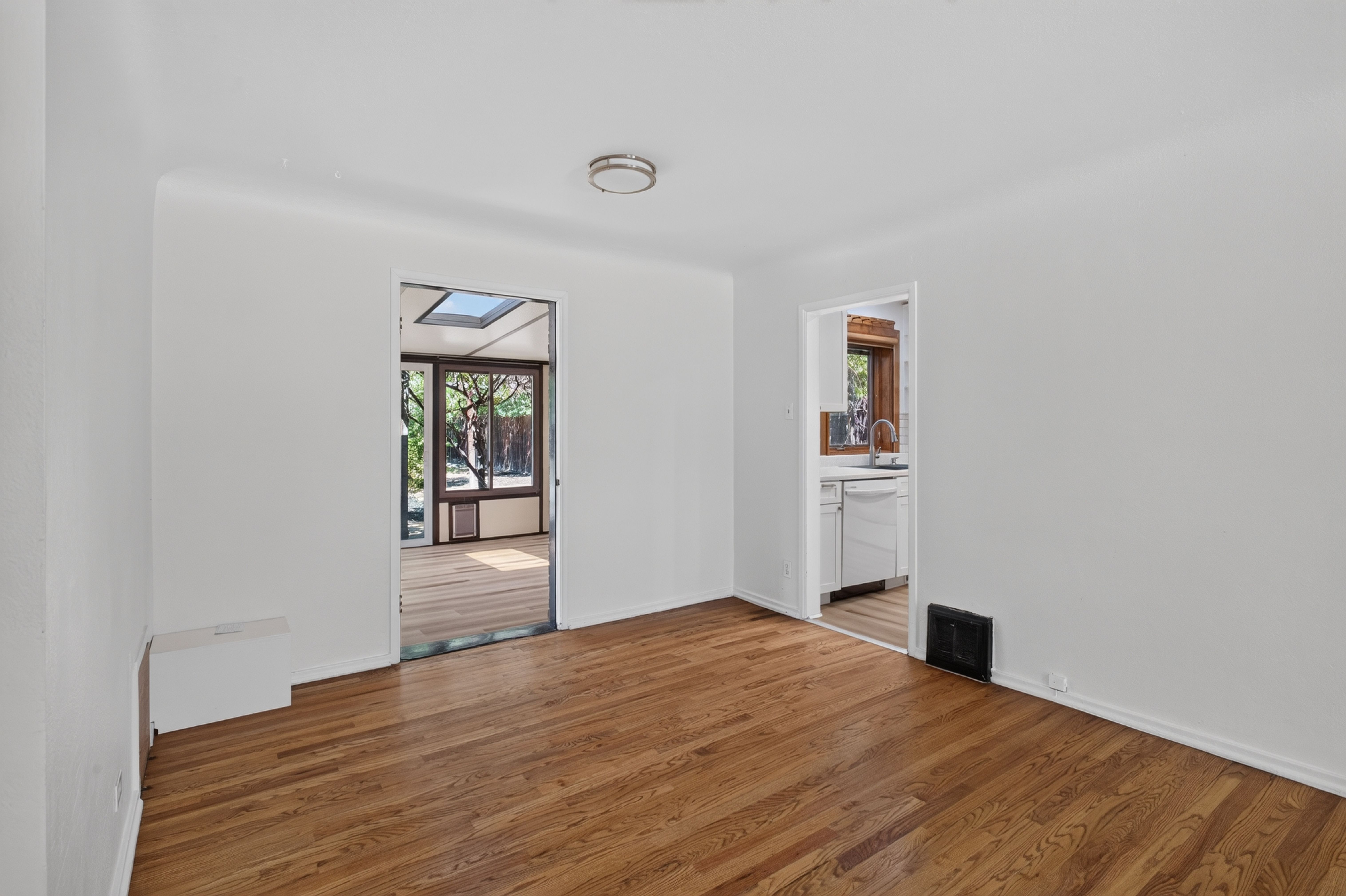  Charming Mayfair Brick Home: Sunroom Oasis & Private Pergola Backyard - 物件實景