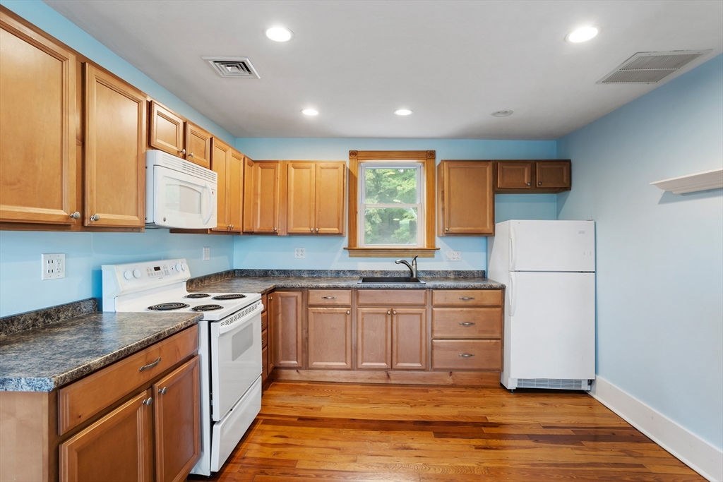 Groton, Massachusetts, 01450, United States, 3 Bedrooms Bedrooms, ,2 BathroomsBathrooms,Residential,For Sale,1983449