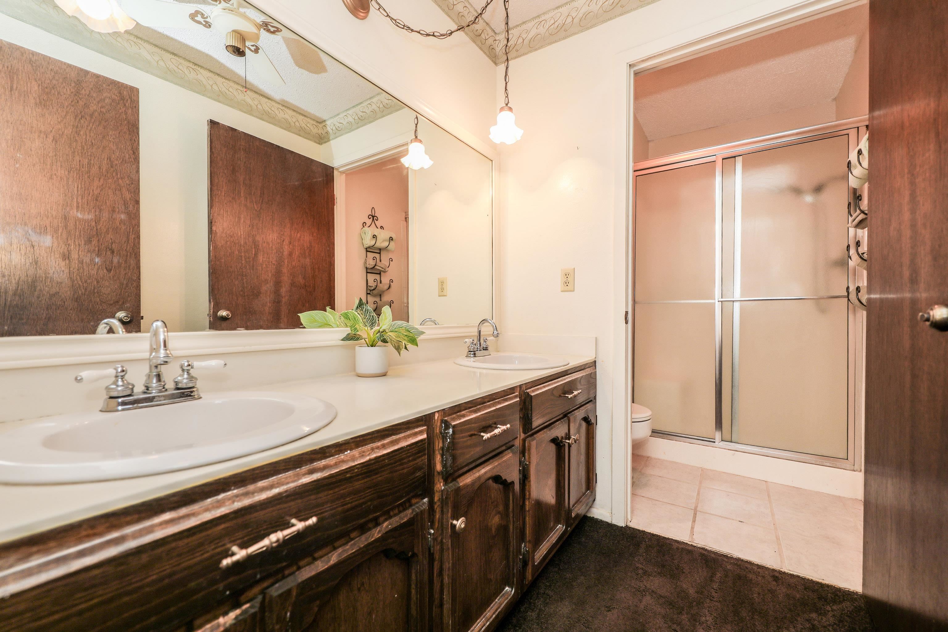 LAREDO, Texas, 78041, United States, 5 Bedrooms Bedrooms, ,3 BathroomsBathrooms,Residential,For Sale,1967607