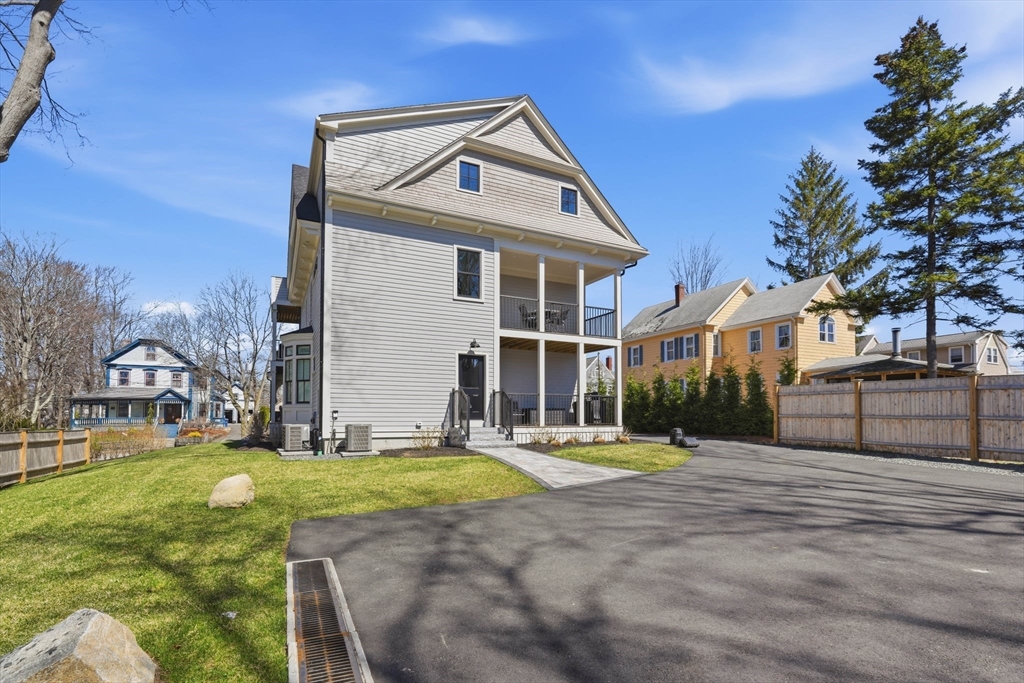 Wakefield, Massachusetts, 01880, United States, 2 Bedrooms Bedrooms, ,3 BathroomsBathrooms,Residential,For Sale,2036926