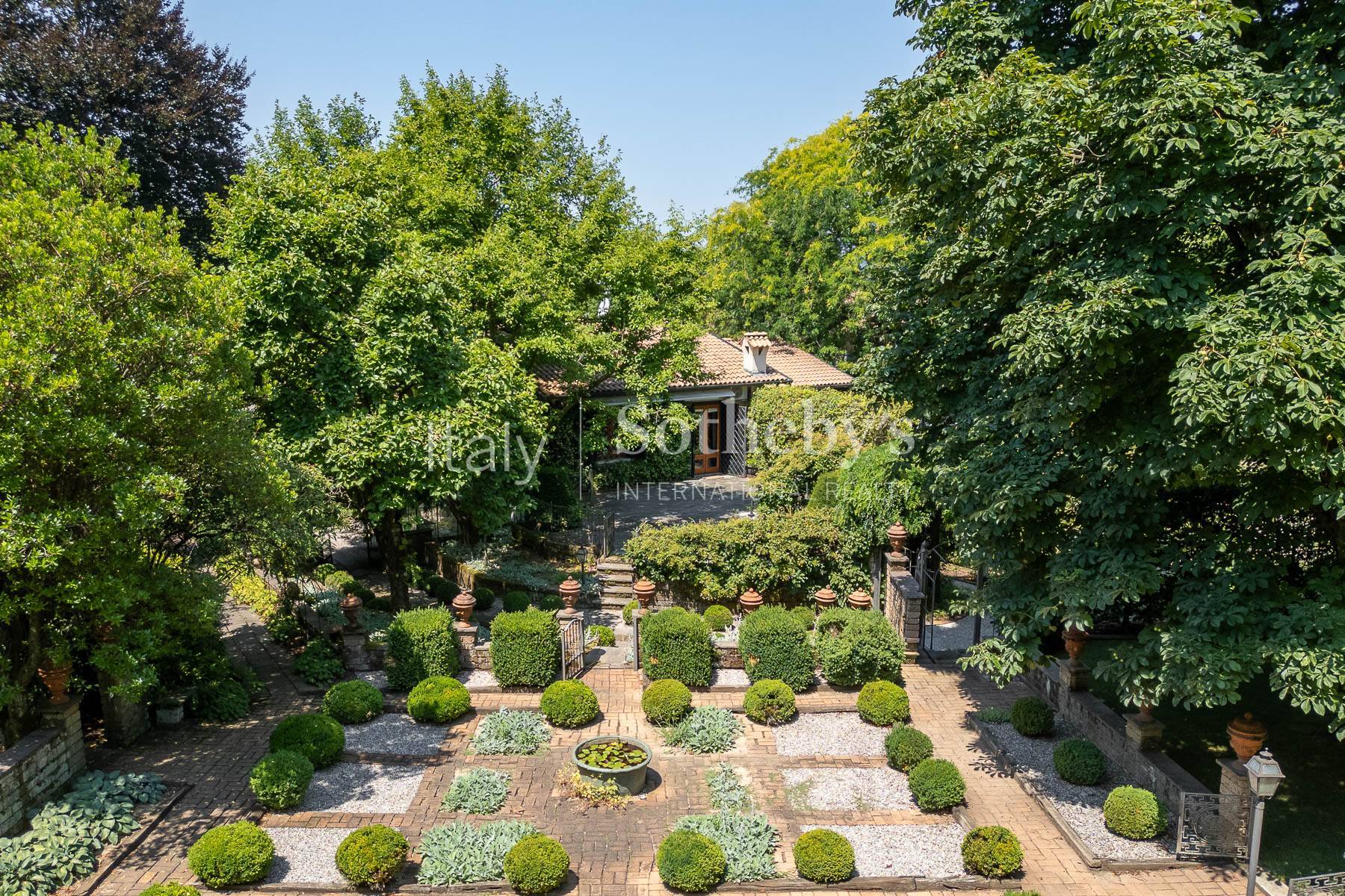  Prestigious residence with a magnificent landscaped garden. - 物件實景