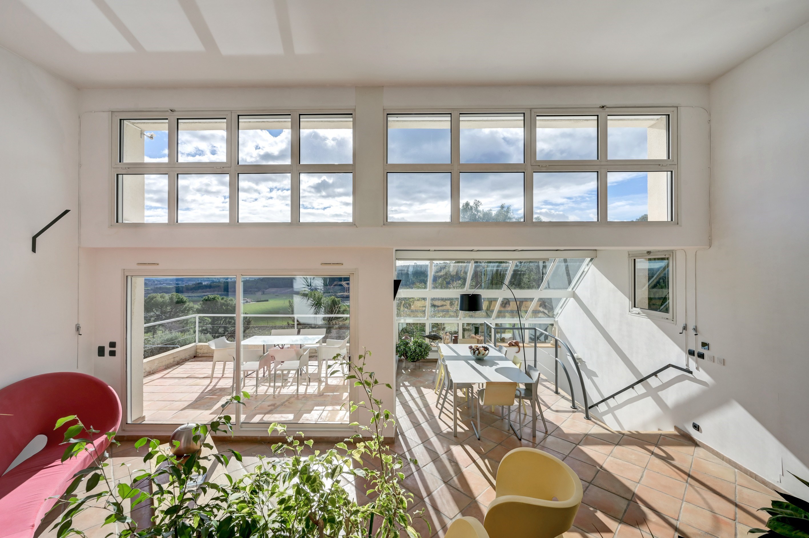  Elevated position with exceptional views, this bright - 物件實景