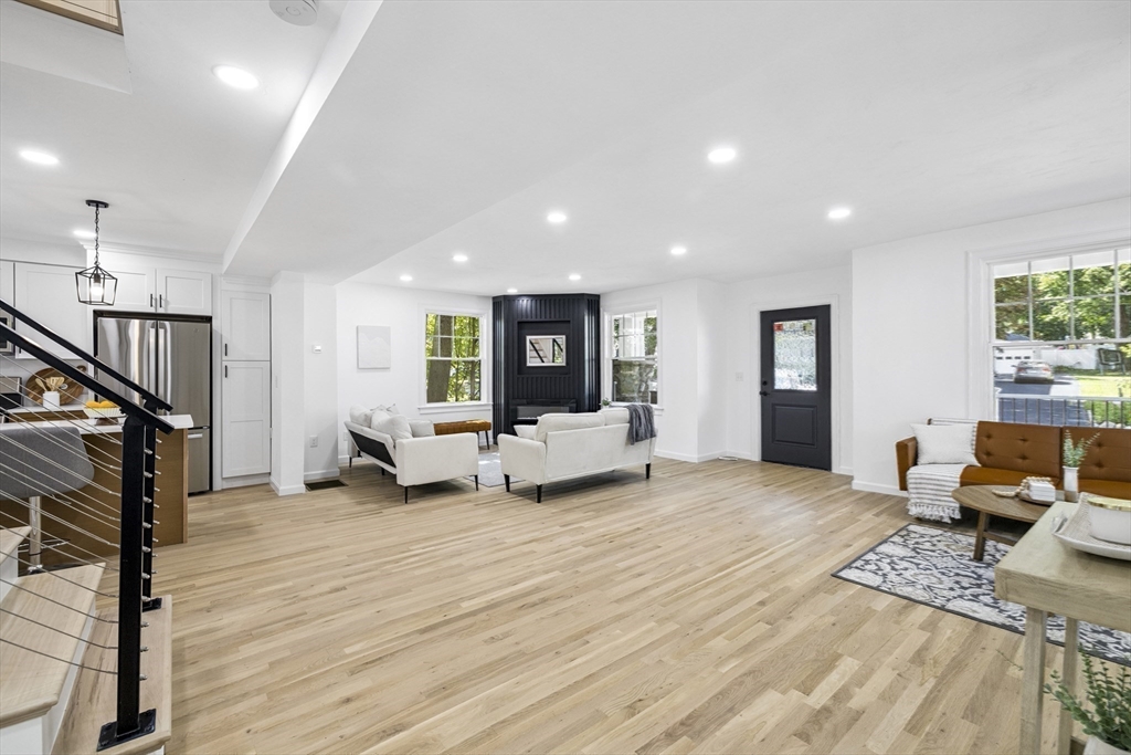 Shrewsbury, Massachusetts, 01545, United States, 3 Bedrooms Bedrooms, ,3 BathroomsBathrooms,Residential,For Sale,1907177