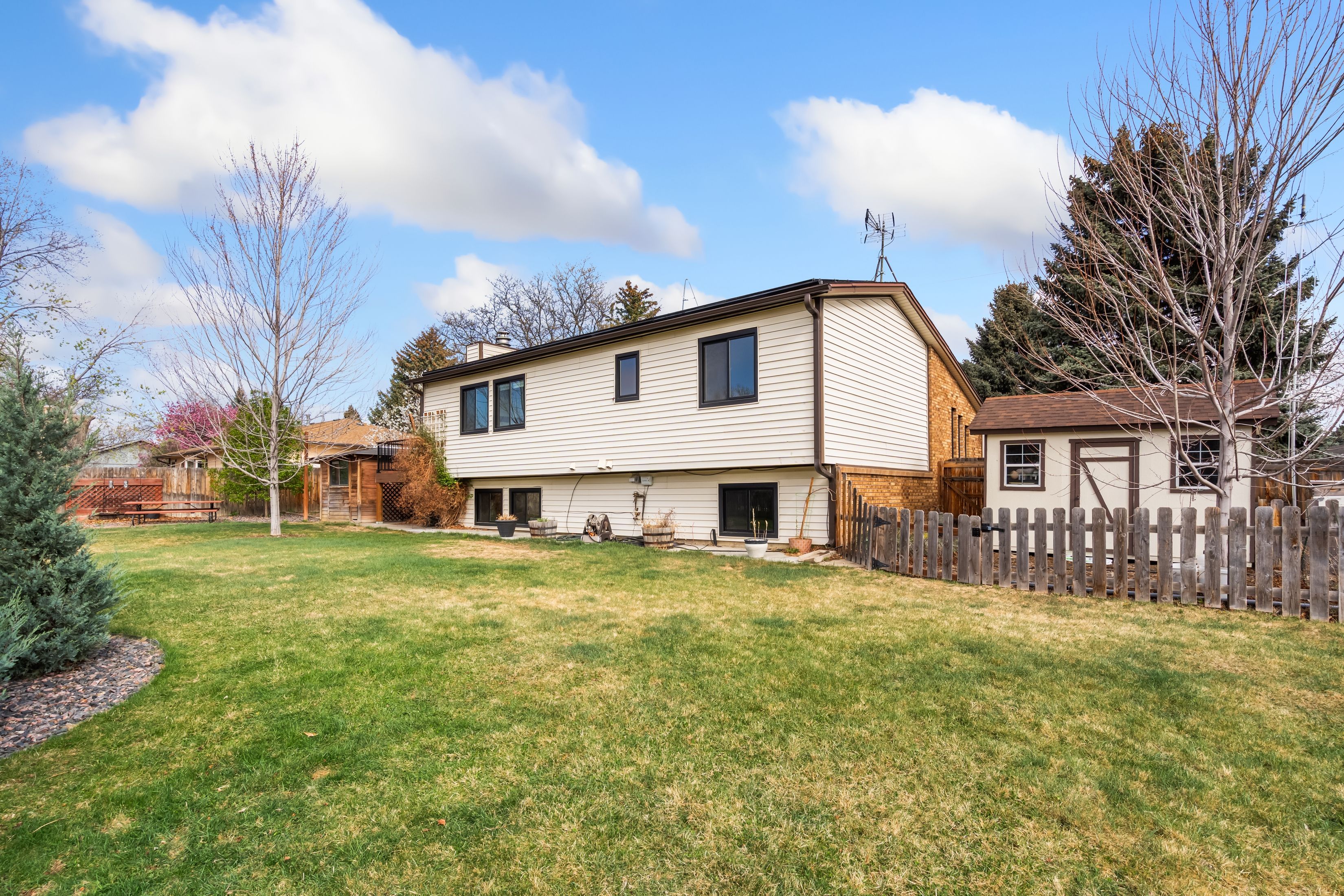  Thoughtful Updates, Flexible Living Spaces, And A Spacious Lot - 物件實景