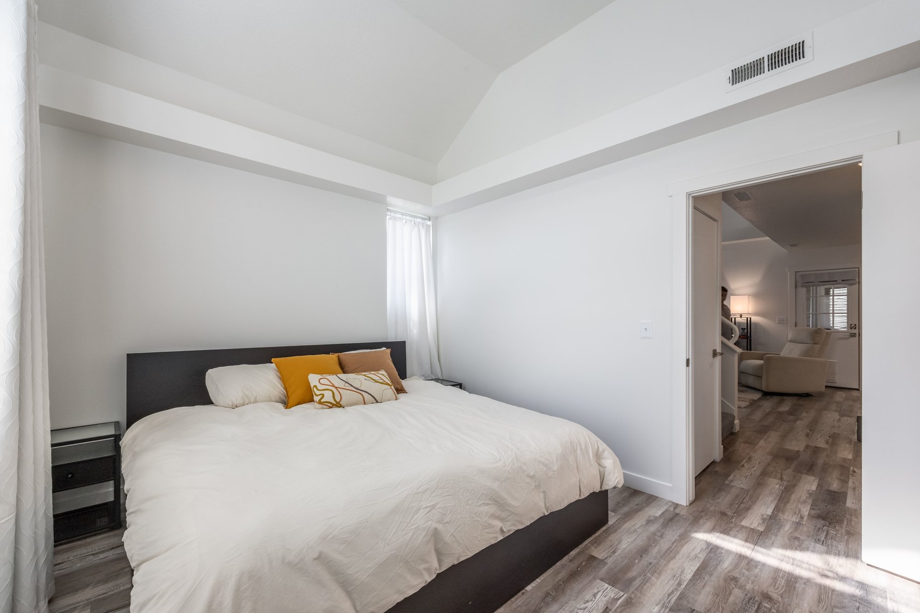  Vaulted Great Room, Cozy Fireplace, Central Location - 物件實景