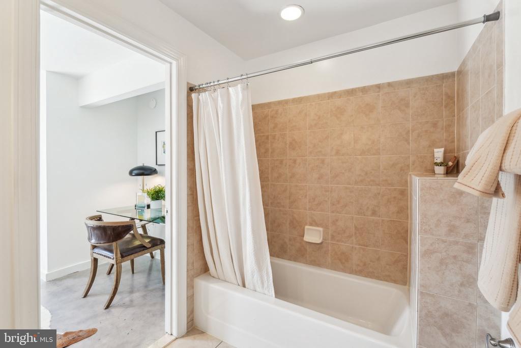 Washington, District of Columbia, 20010, United States, 2 Bedrooms Bedrooms, ,2 BathroomsBathrooms,Residential,For Sale,1943394
