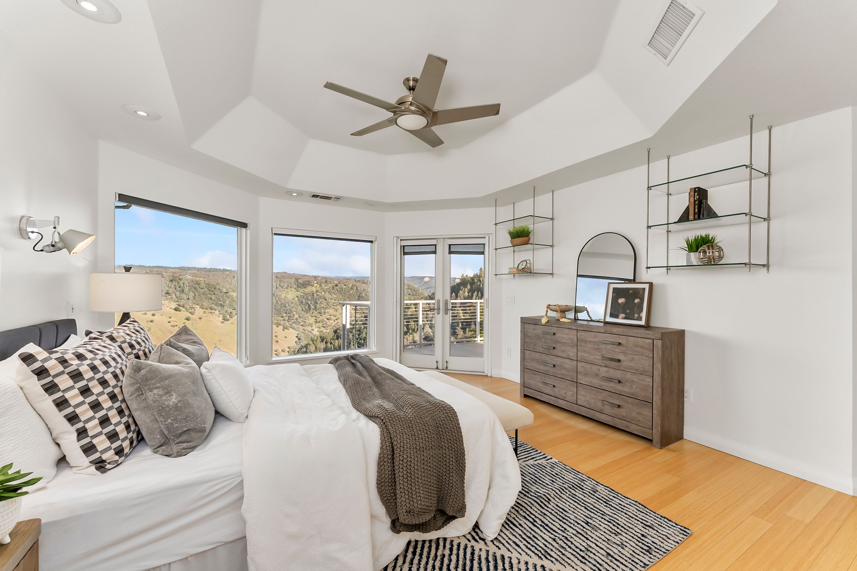  River Views • Pool • A Striking Estate That Makes a Statement - 物件實景