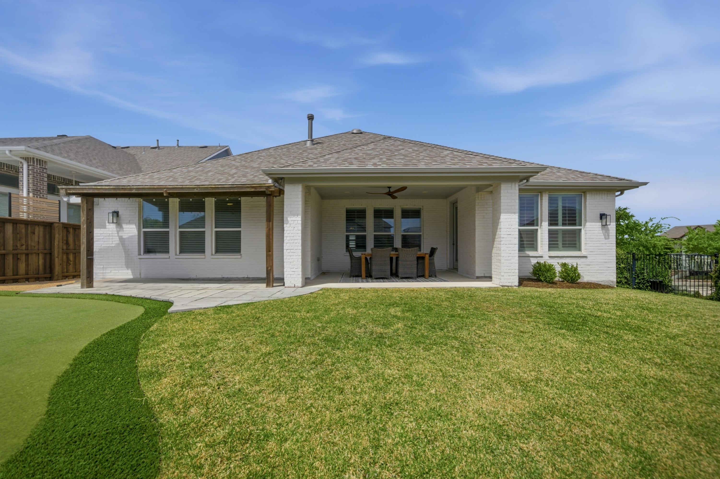  Skip the New Build. Established Walsh Phase 1 with a Backyard Putting Green - 物件實景