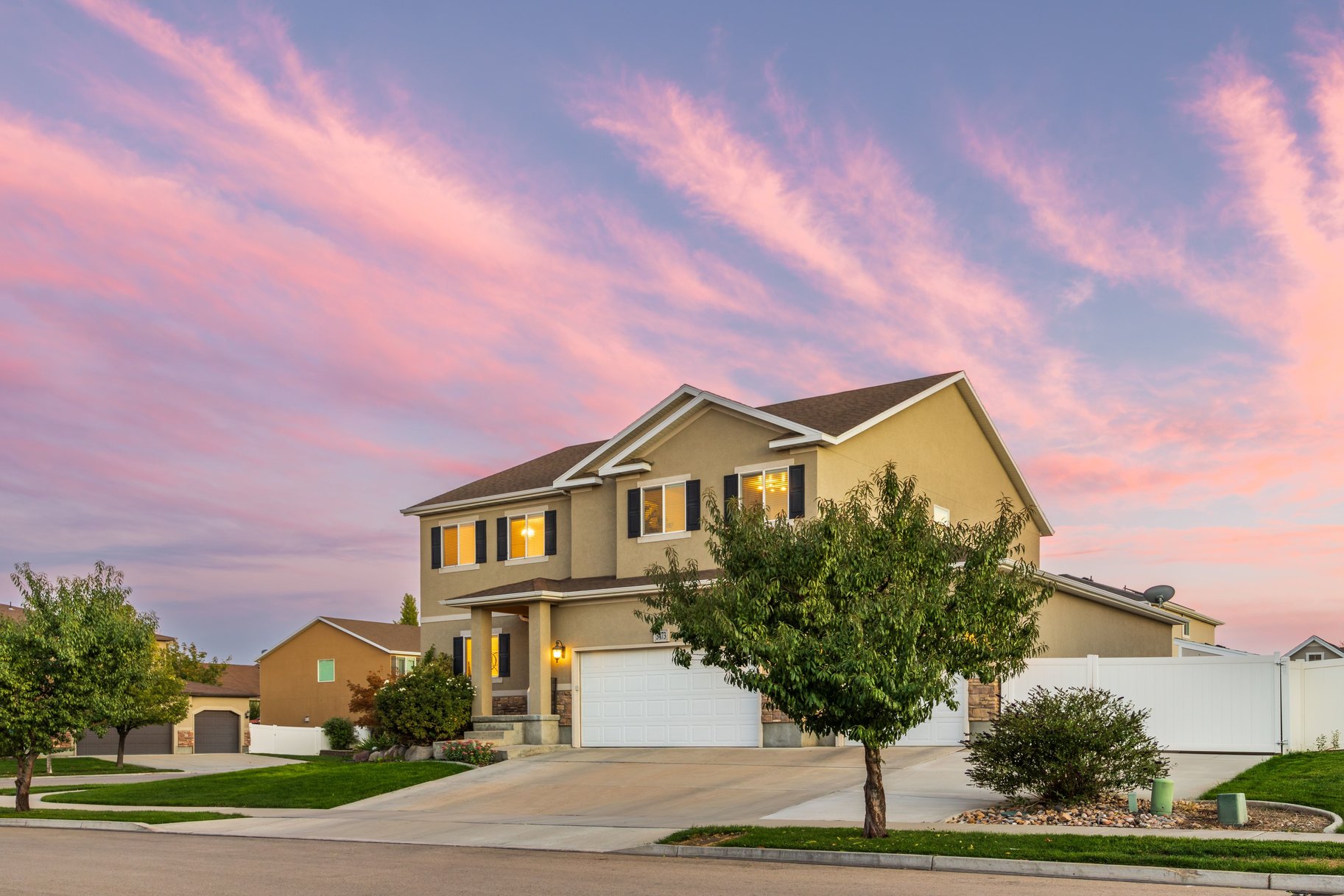  Riverton Corner-Lot Home: 7 Beds, Main-Floor Bedroom, 3-Car Garage & RV Parking - 物件實景