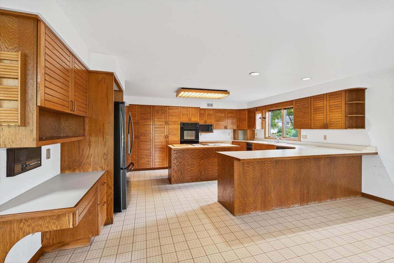 Oshkosh, Wisconsin, 54904, United States, 4 Bedrooms Bedrooms, ,3 BathroomsBathrooms,Residential,For Sale,1978045