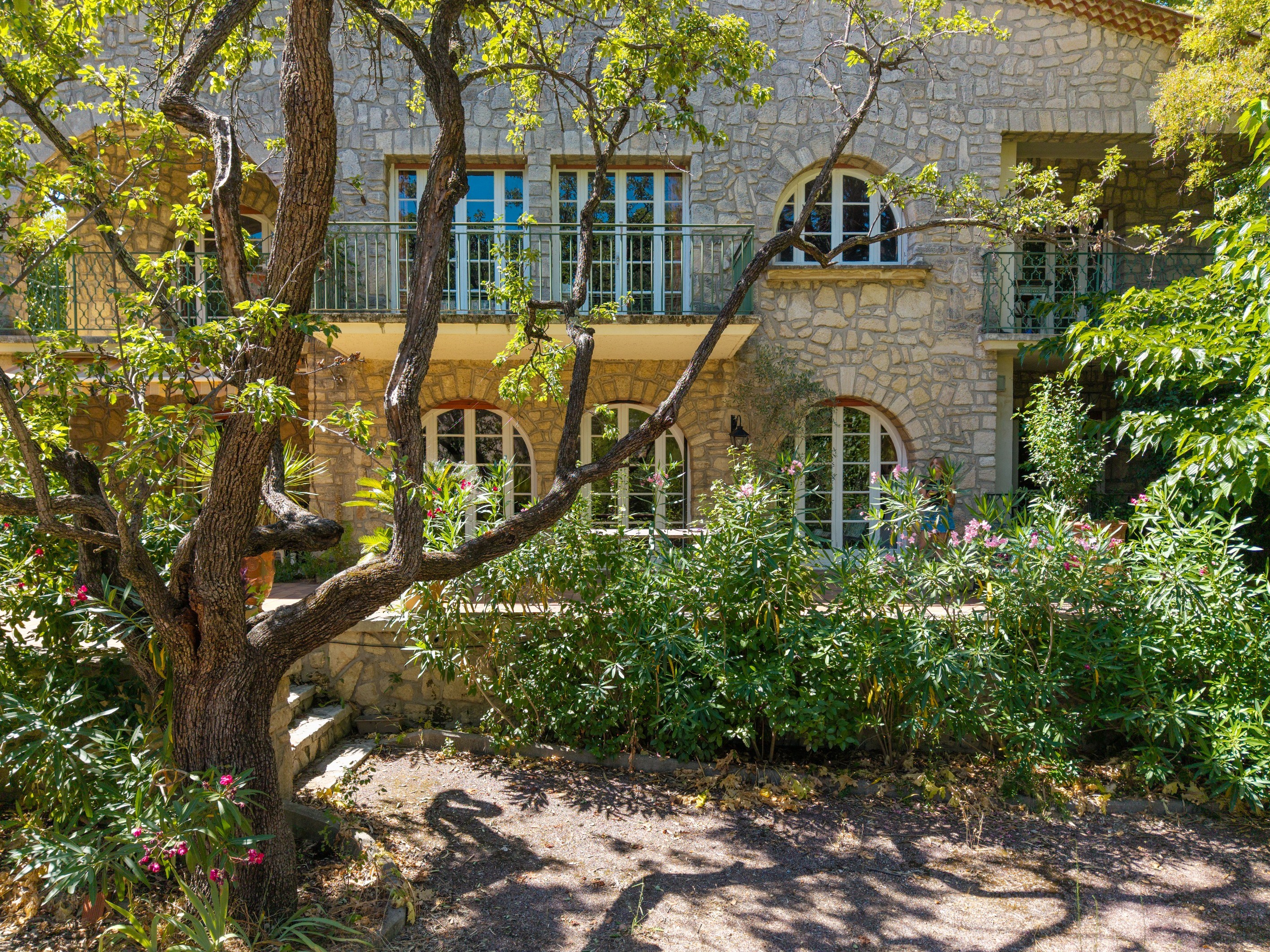  Near Les Arceaux, a 1970s stone gem… - 物件實景