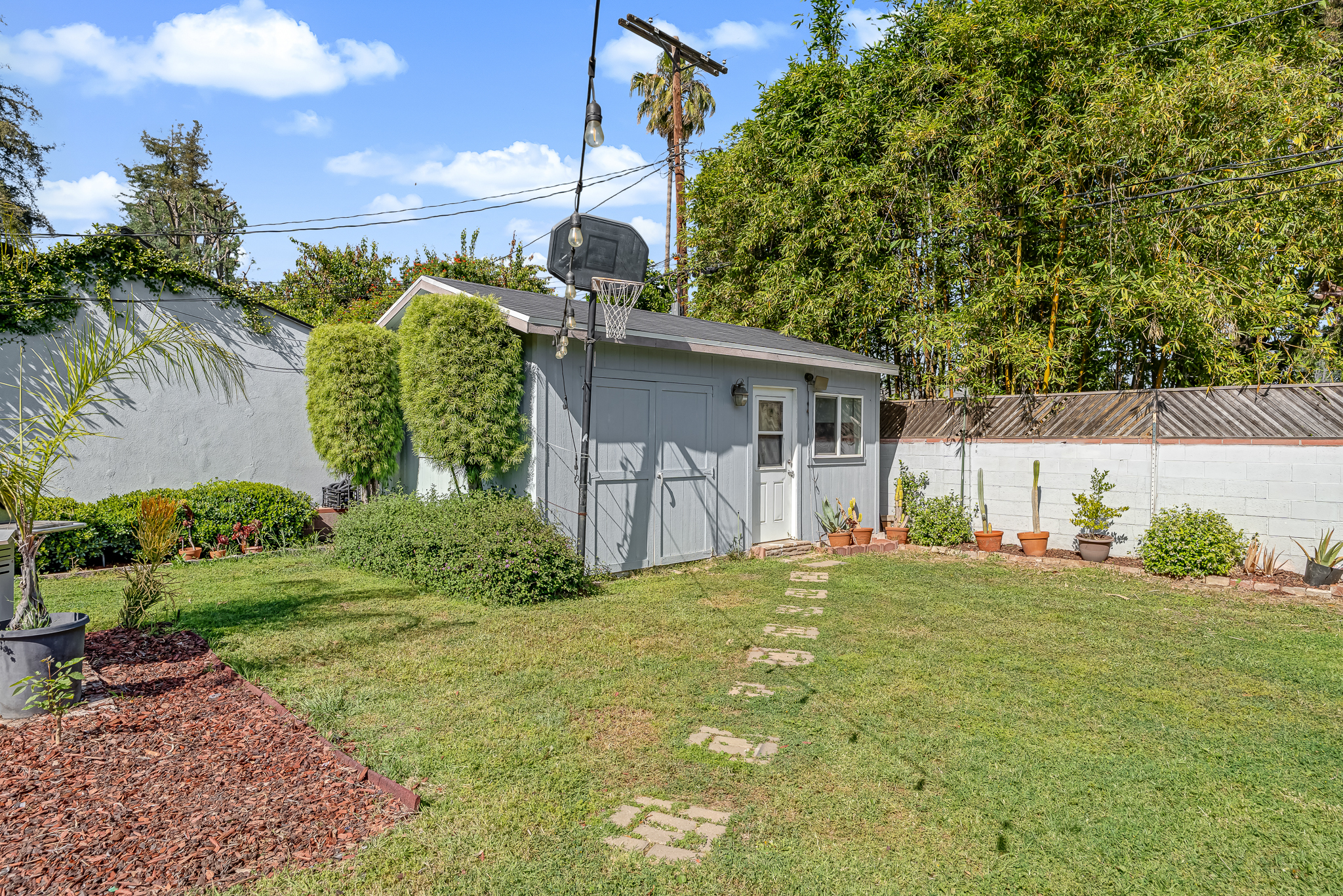  6626 Burnet Avenue - 物件實景