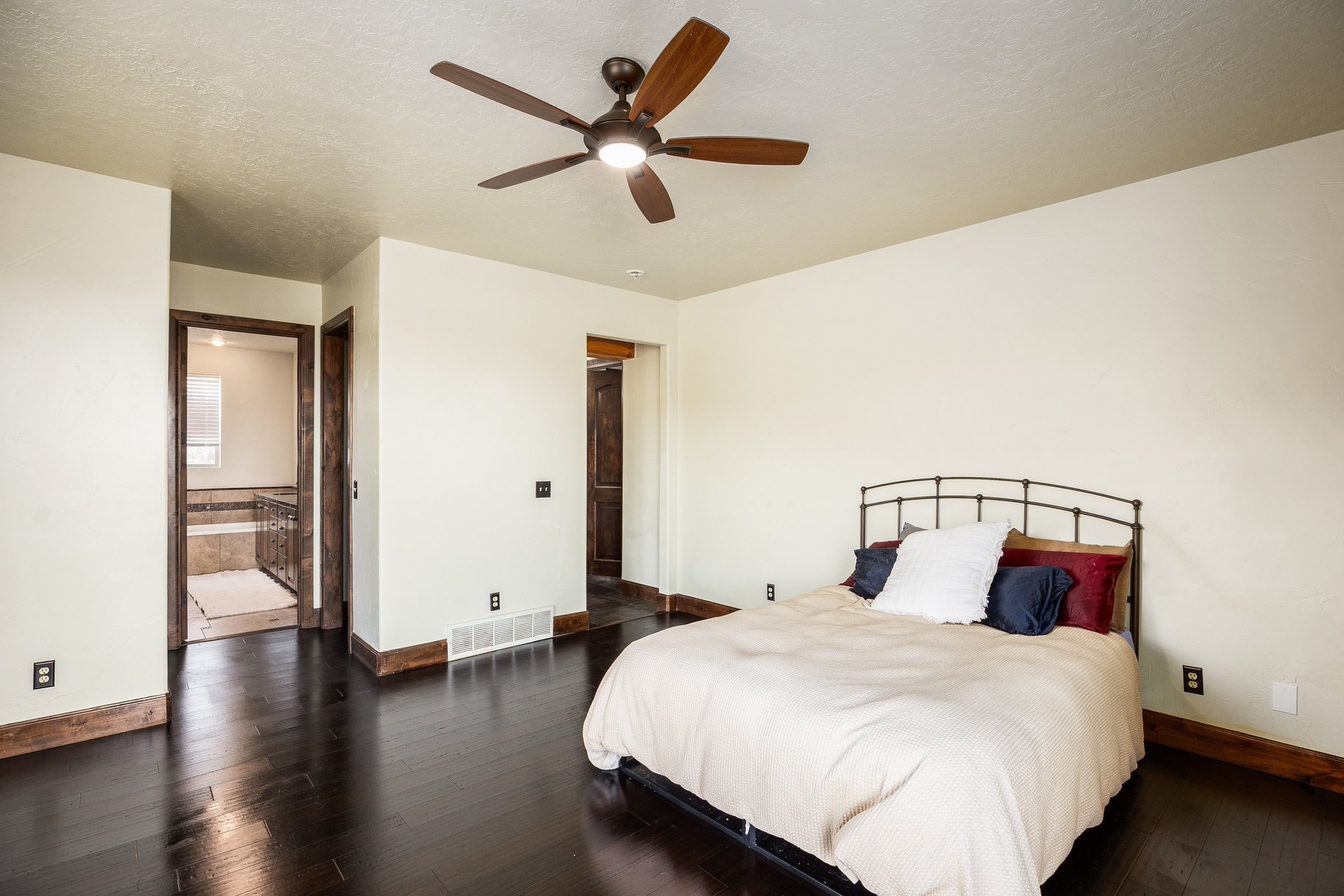  The Ultimate Multi-Generational Mountain Retreat Backing to 500 Acres of Open Sp - 物件實景