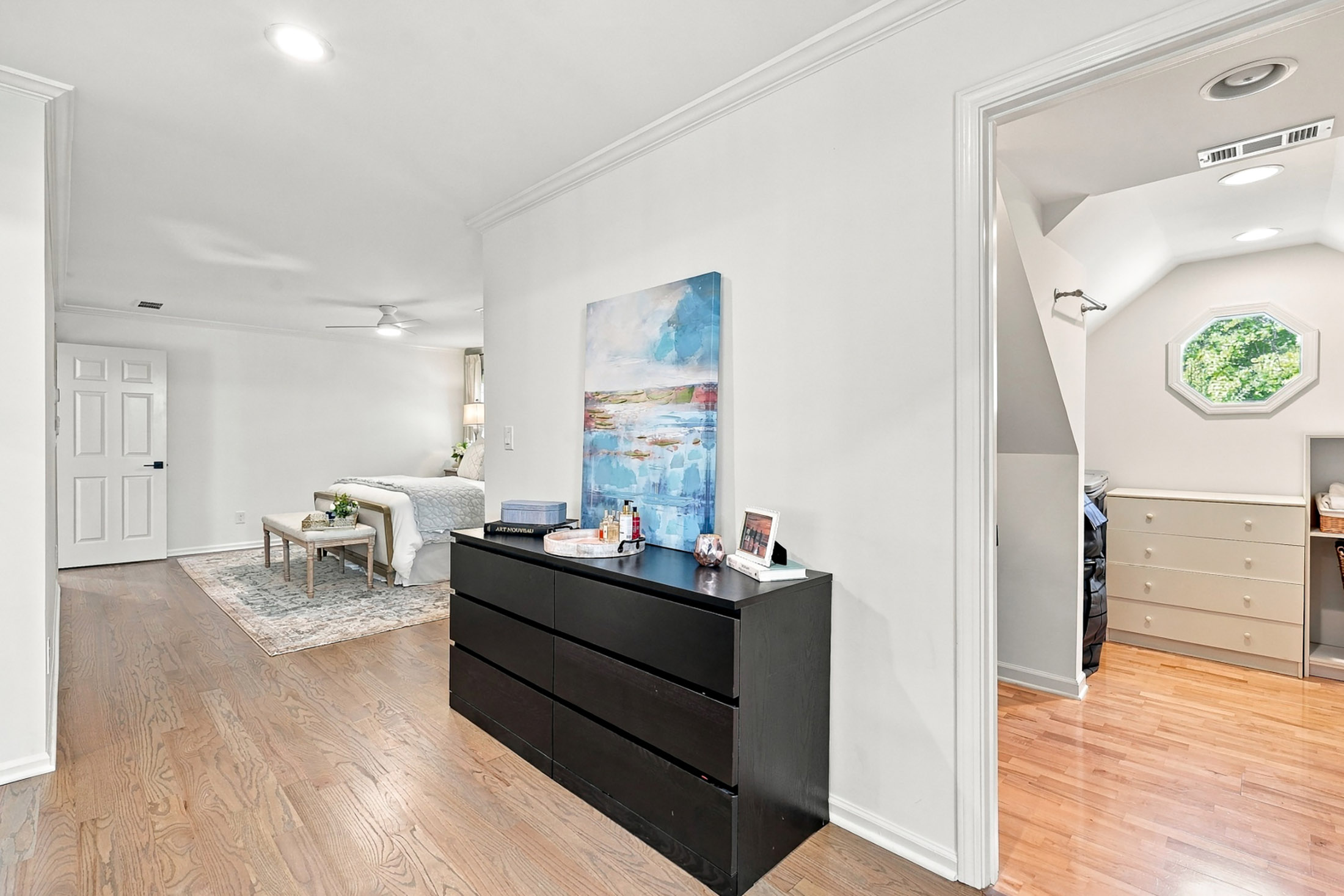  Classic Colonial Charm Meets Beautifully Updated Interiors - 物件實景
