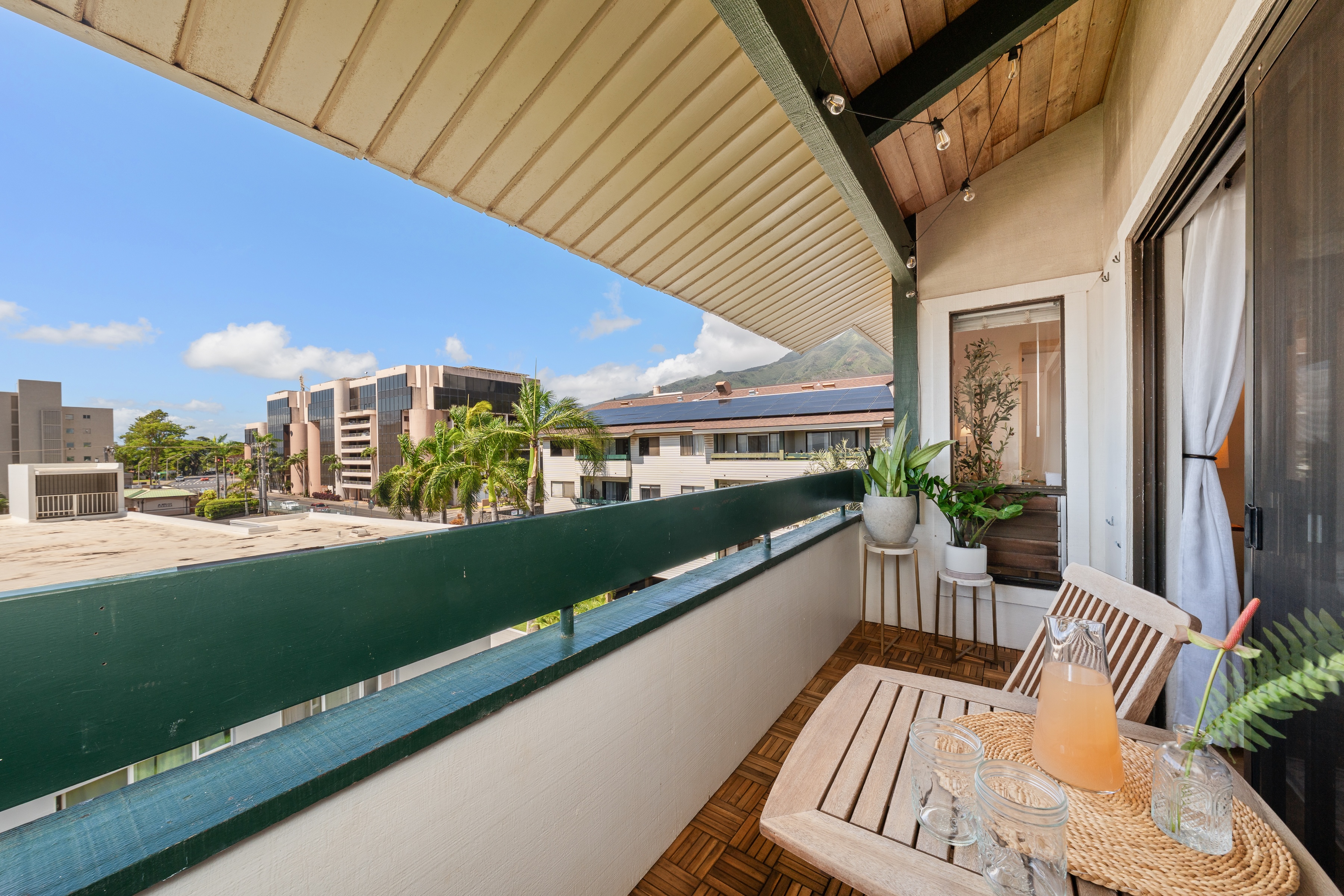  Centrally Located Living with Vaulted Ceilings and Views - 物件實景