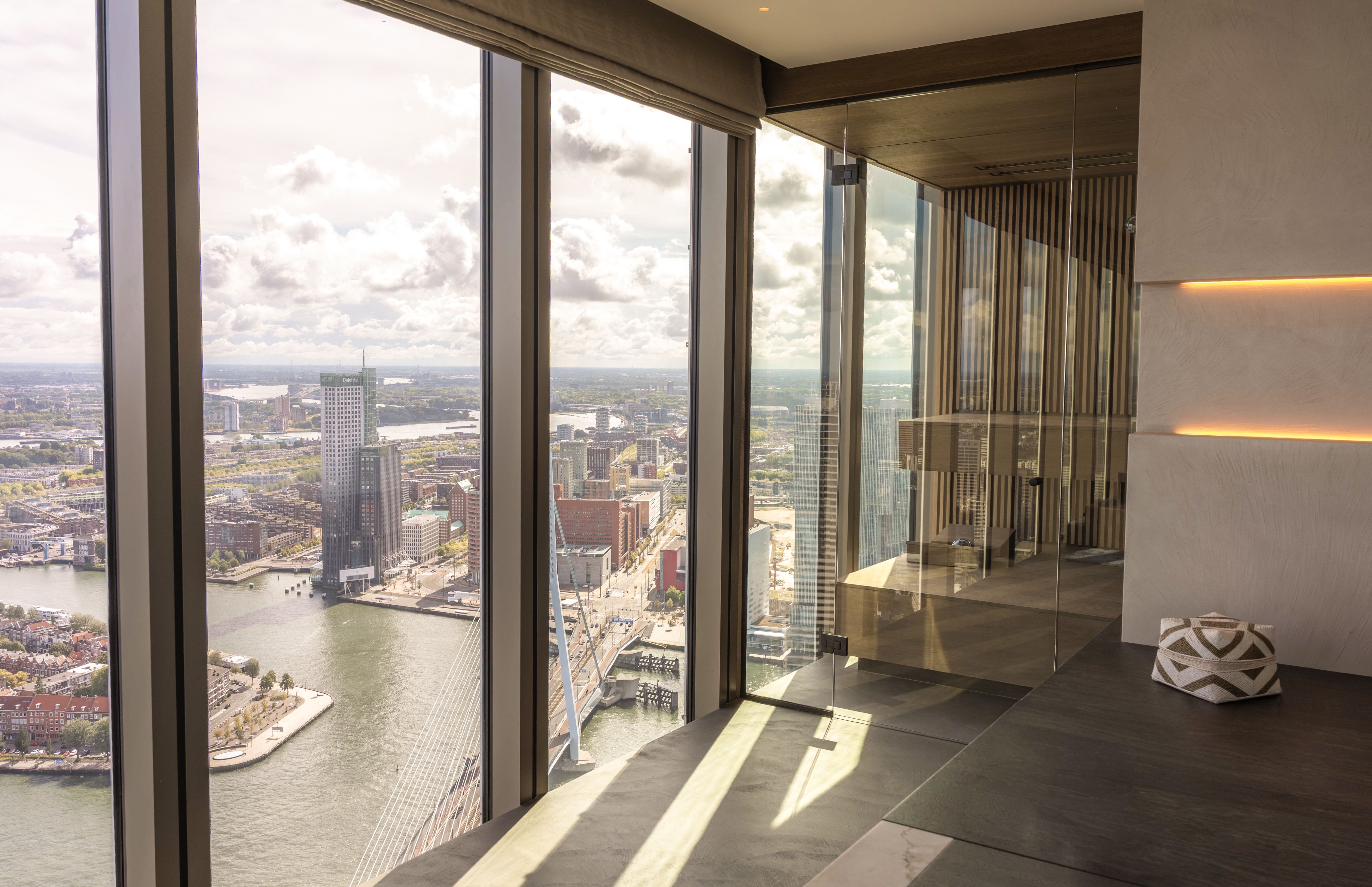  EEN BUITENGEWONE PENTHOUSE-RESIDENTIE MET TERRASSEN RONDOM EN EEN ADEMBENEMEND 3 - 物件實景
