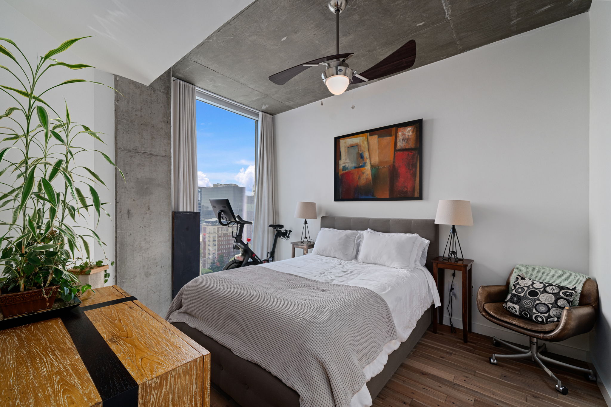  Spacious Two Bedroom Residence with Unobstructed Skyline Views - 物件實景