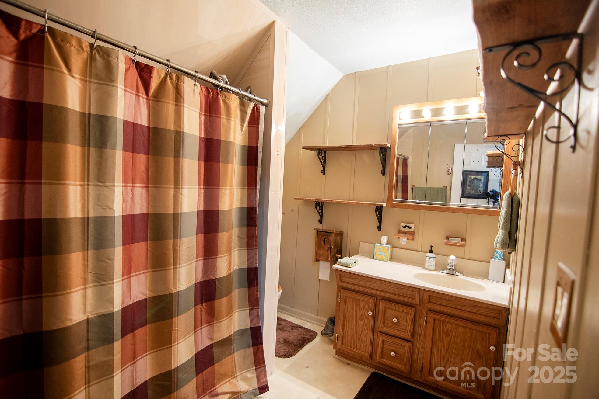 Hendersonville, North Carolina, 28792, United States, 3 Bedrooms Bedrooms, ,3 BathroomsBathrooms,Residential,For Sale,1976526