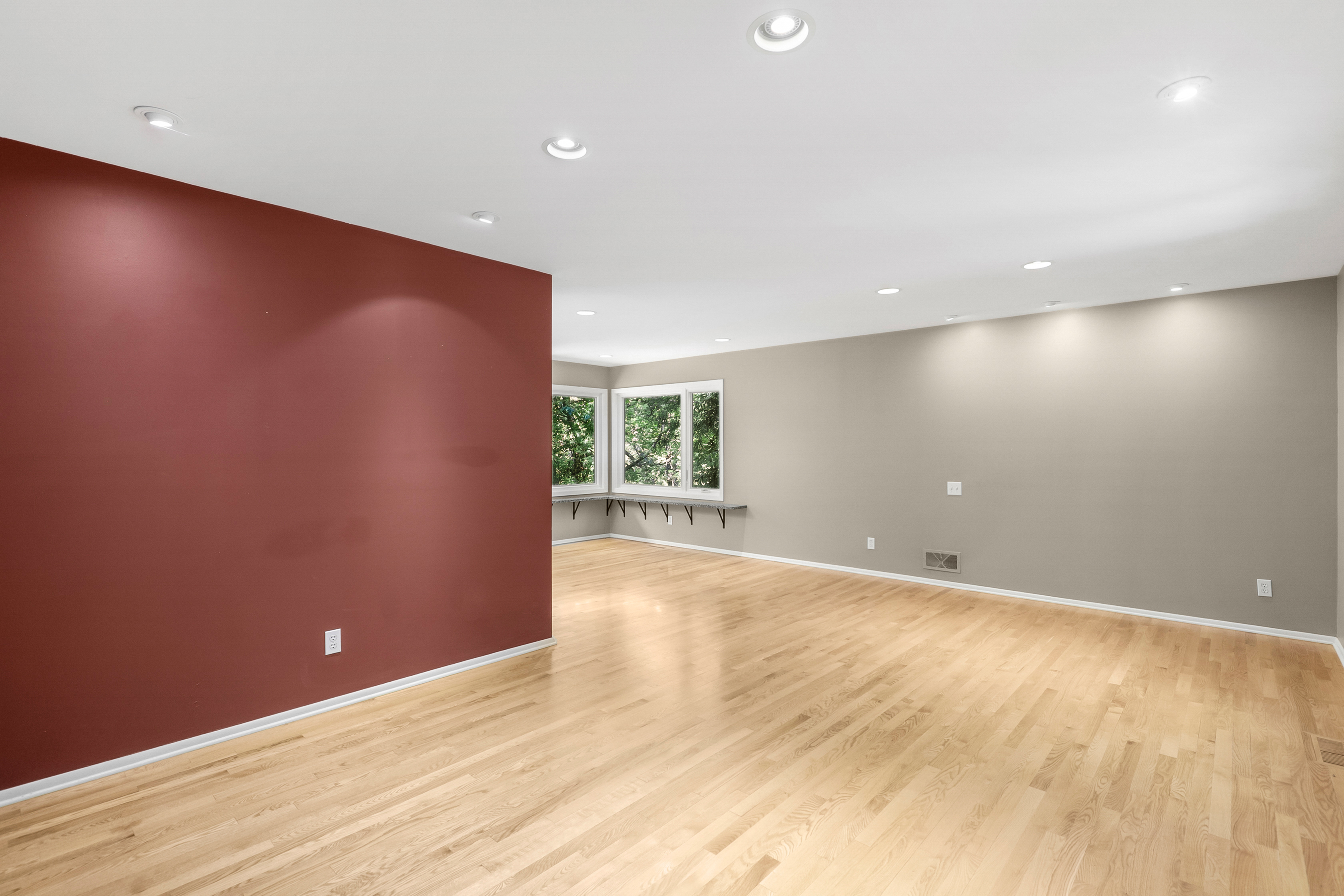  Secluded Wooded Retreat with Beautifully Updated Interiors - 物件實景