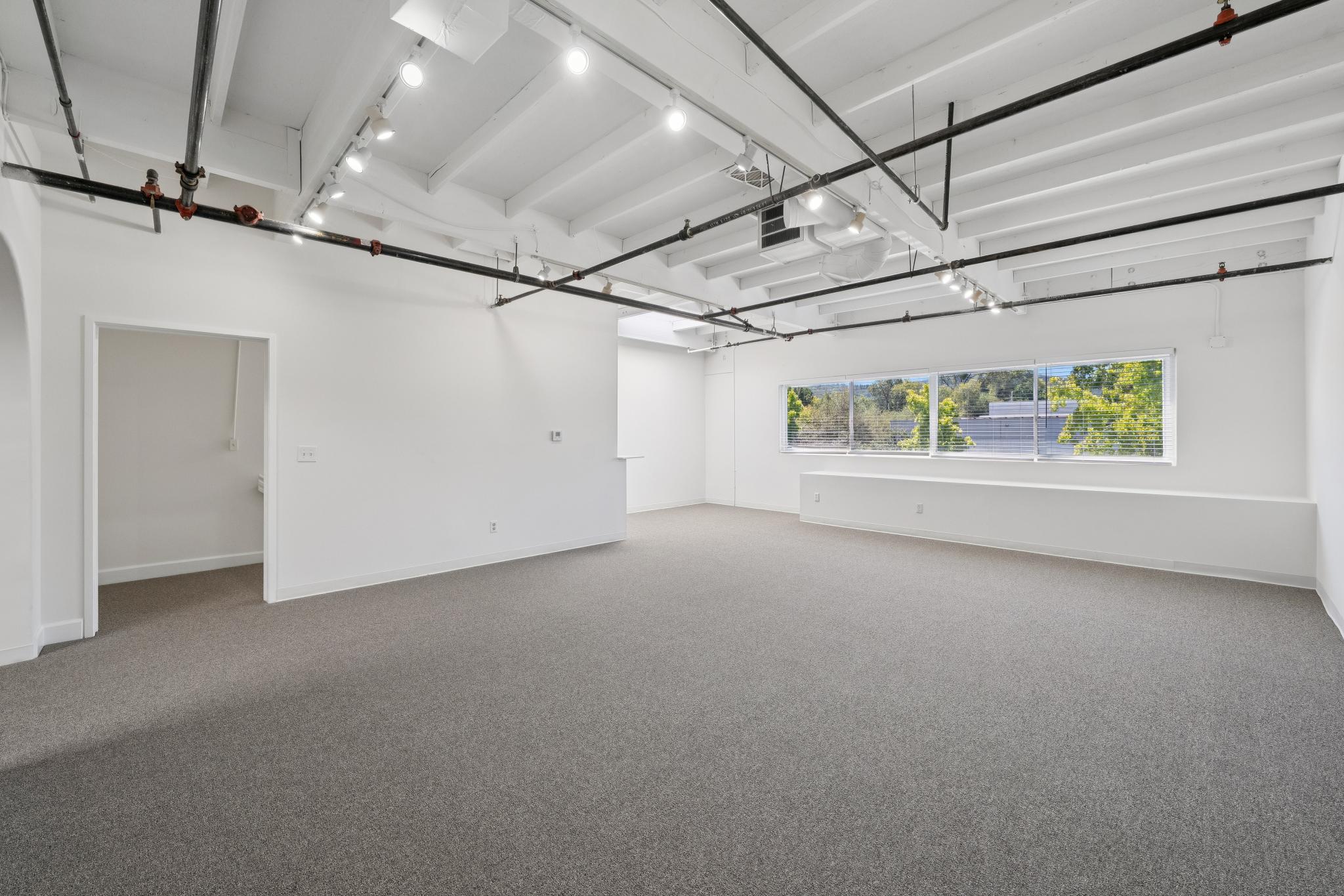  Creative Loft-Style Commercial Space with 15+ Foot Ceilings - 物件實景