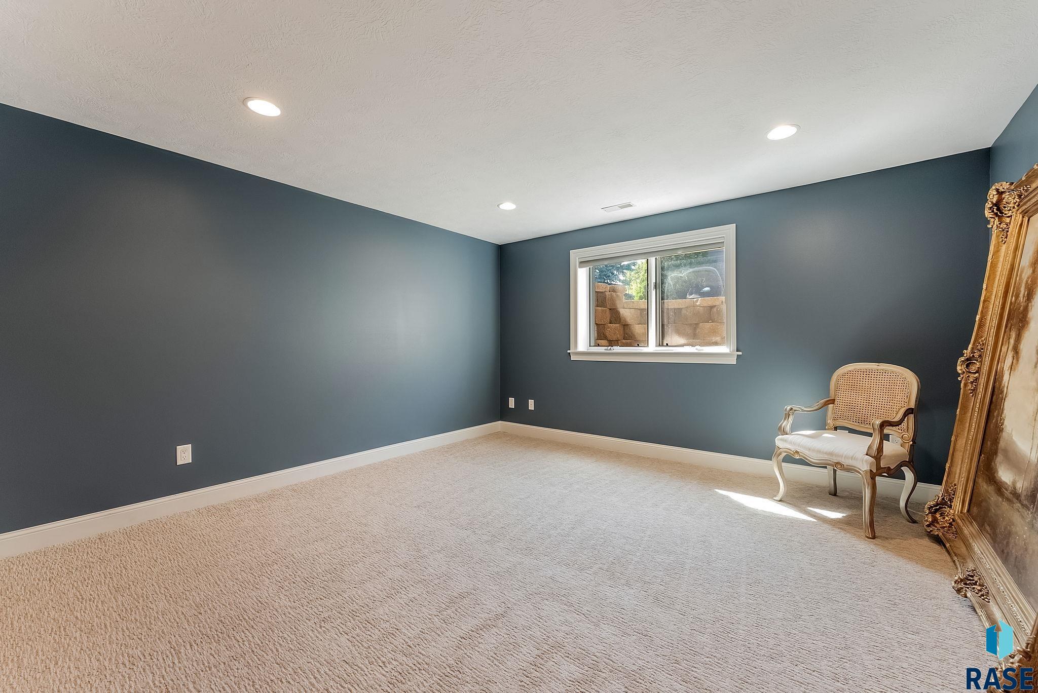 Sioux Falls, South Dakota, 57106, United States, 5 Bedrooms Bedrooms, ,3 BathroomsBathrooms,Residential,For Sale,1946502