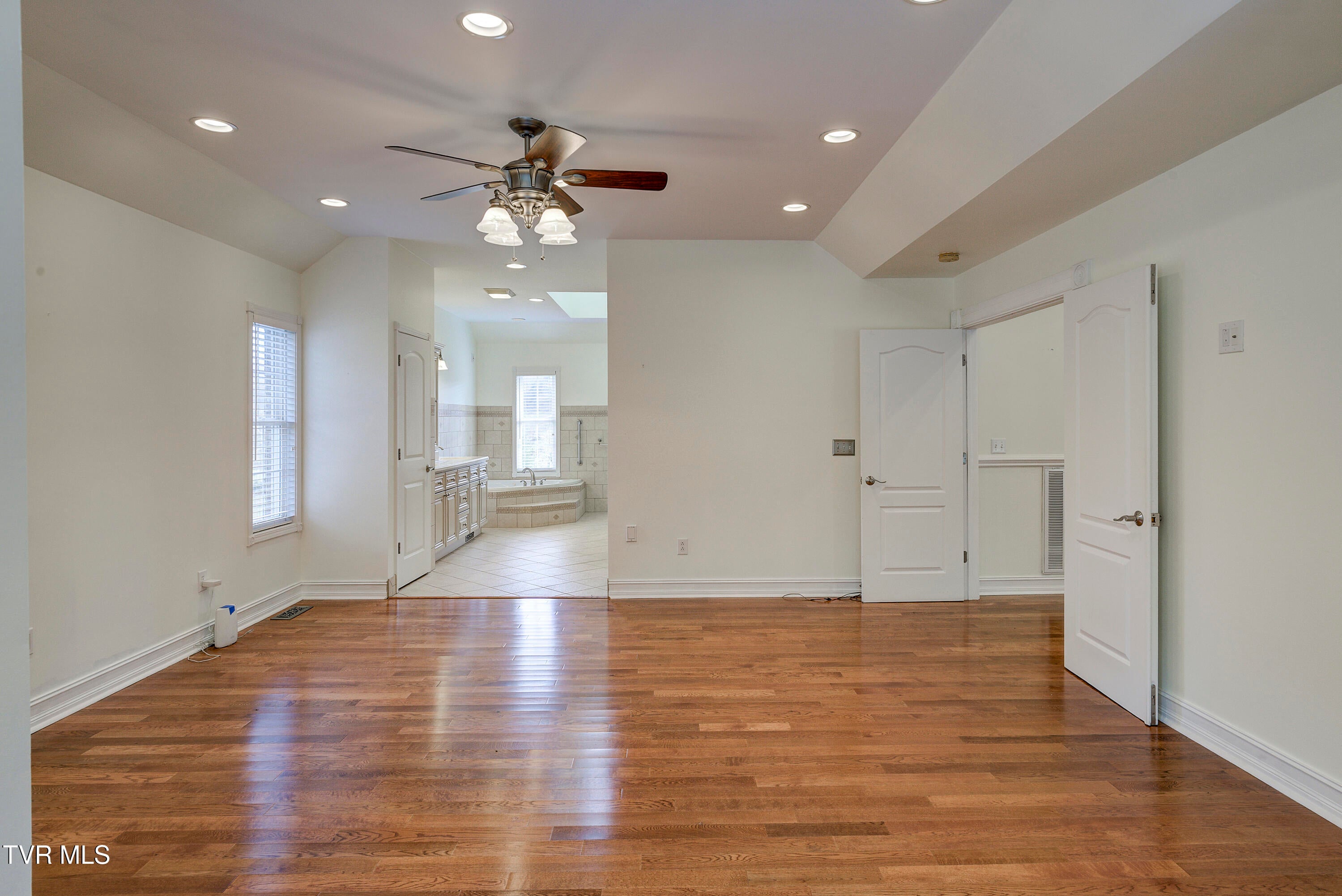 Bristol, Tennessee, 37620, United States, 4 Bedrooms Bedrooms, ,4 BathroomsBathrooms,Residential,For Sale,2001712