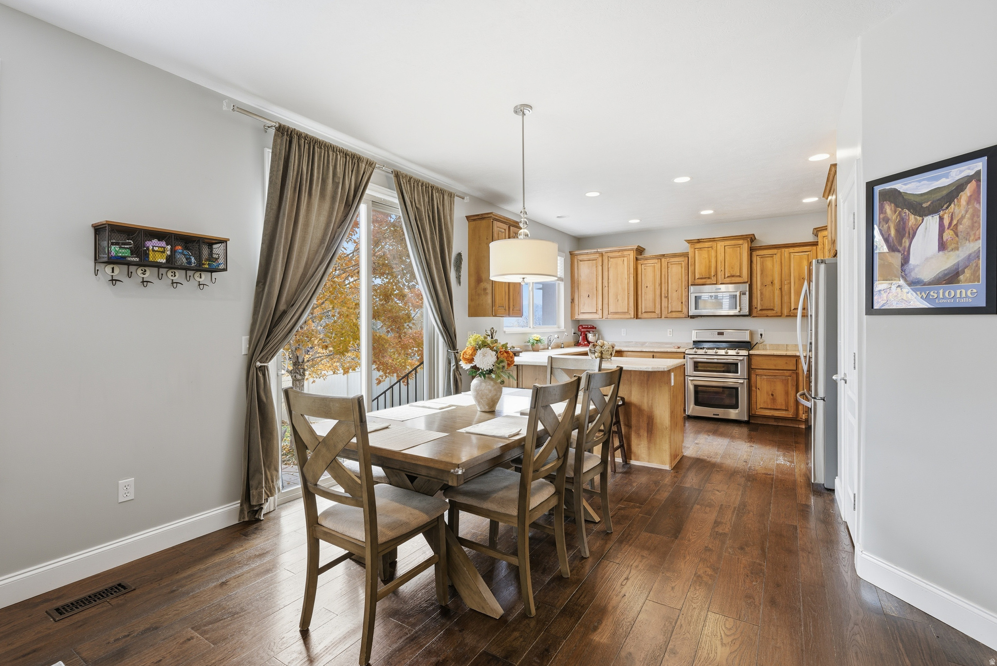 Sandy, Utah, 84092, United States, 4 Bedrooms Bedrooms, ,3 BathroomsBathrooms,Residential,For Sale,1992132