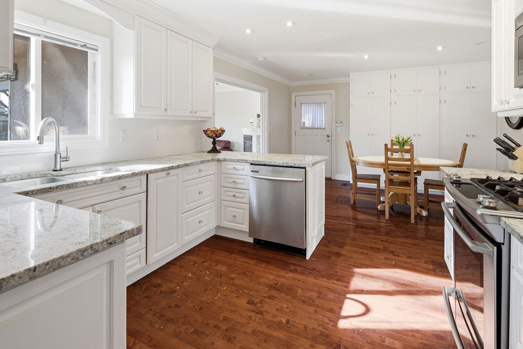  Gordon Head Family Home - 物件實景