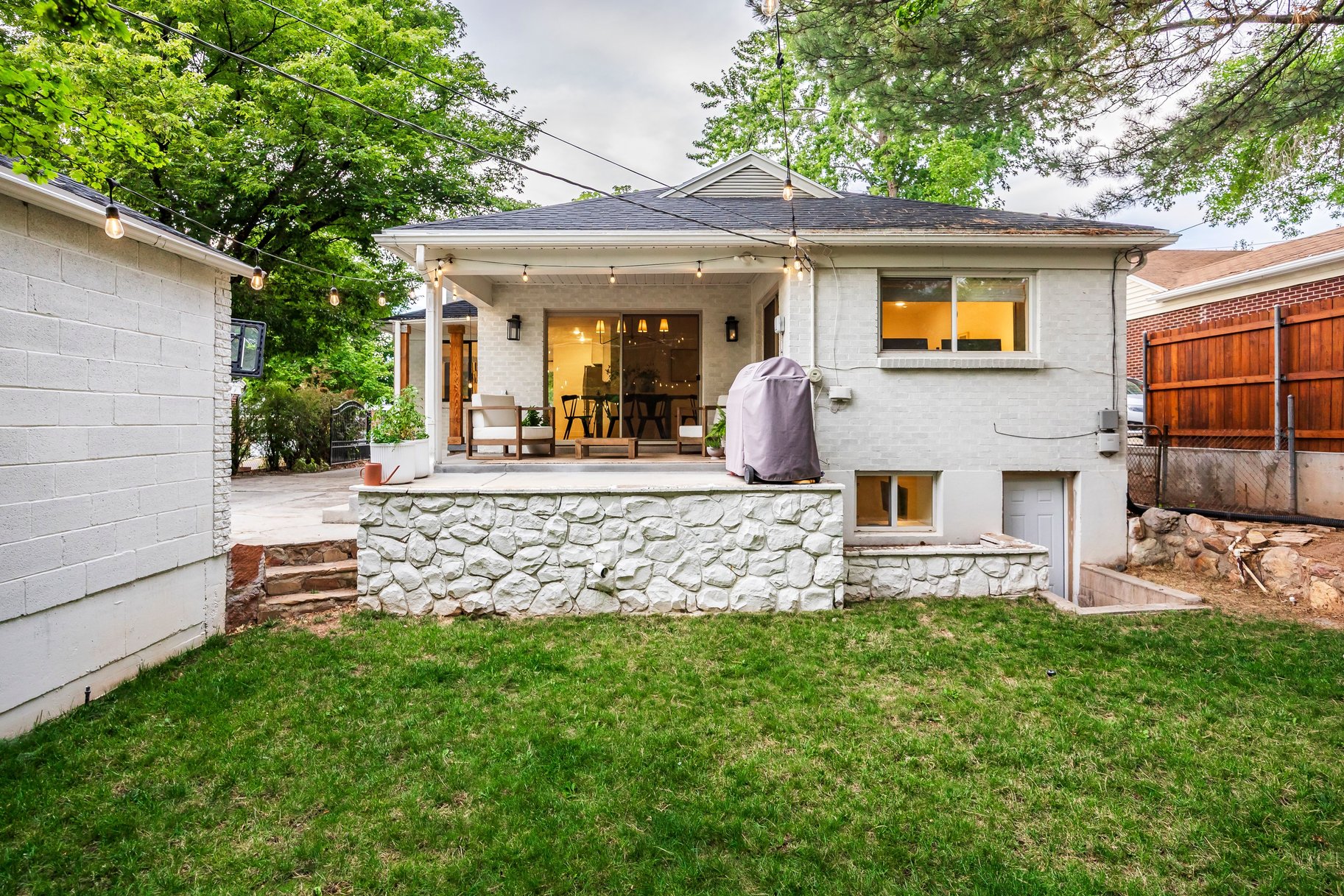  Remodeled Rambler with Outside Basement Entrance - 物件實景