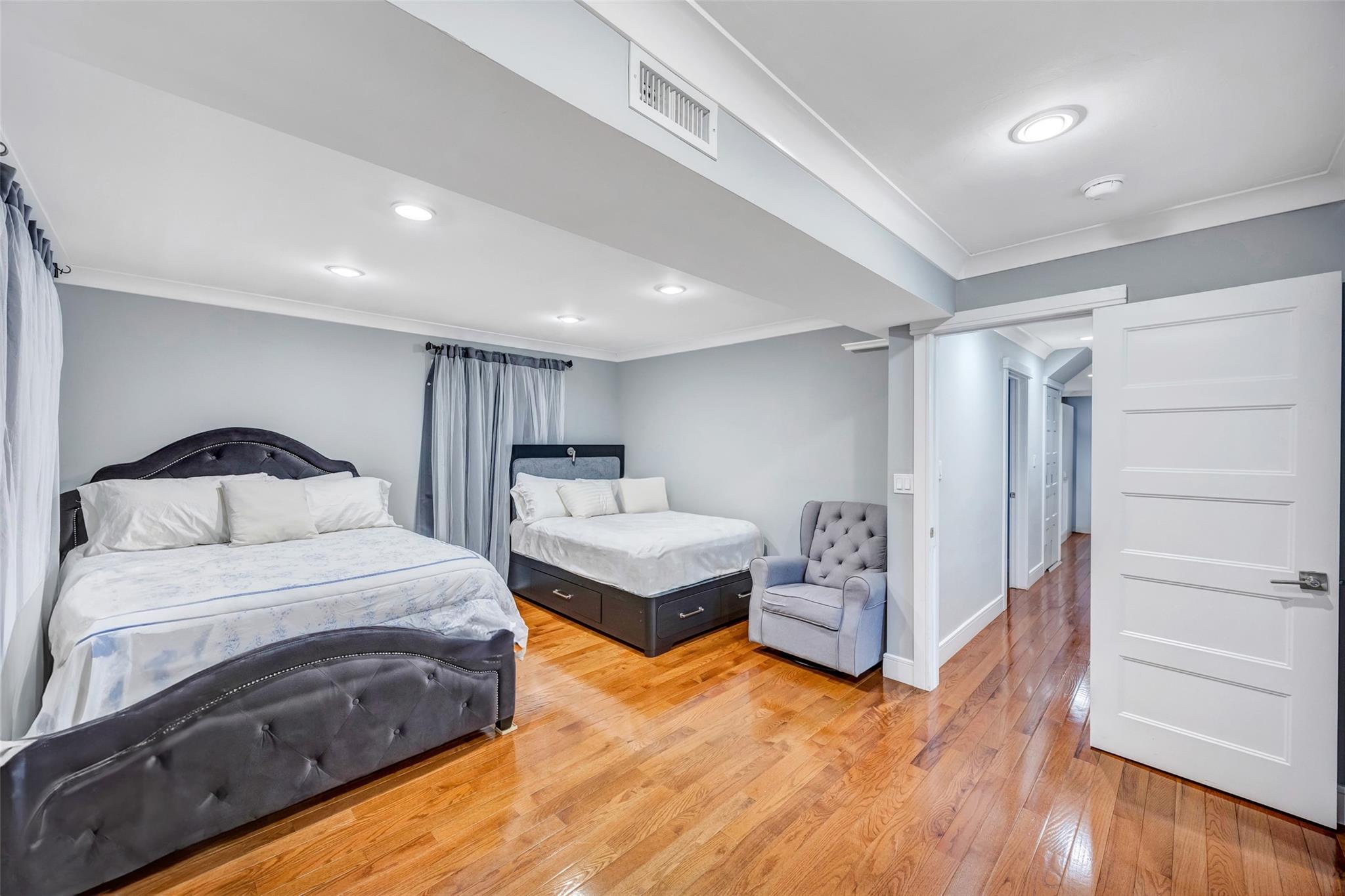 Lindenhurst, New York, 11757, United States, 5 Bedrooms Bedrooms, ,3 BathroomsBathrooms,Residential,For Sale,1707777