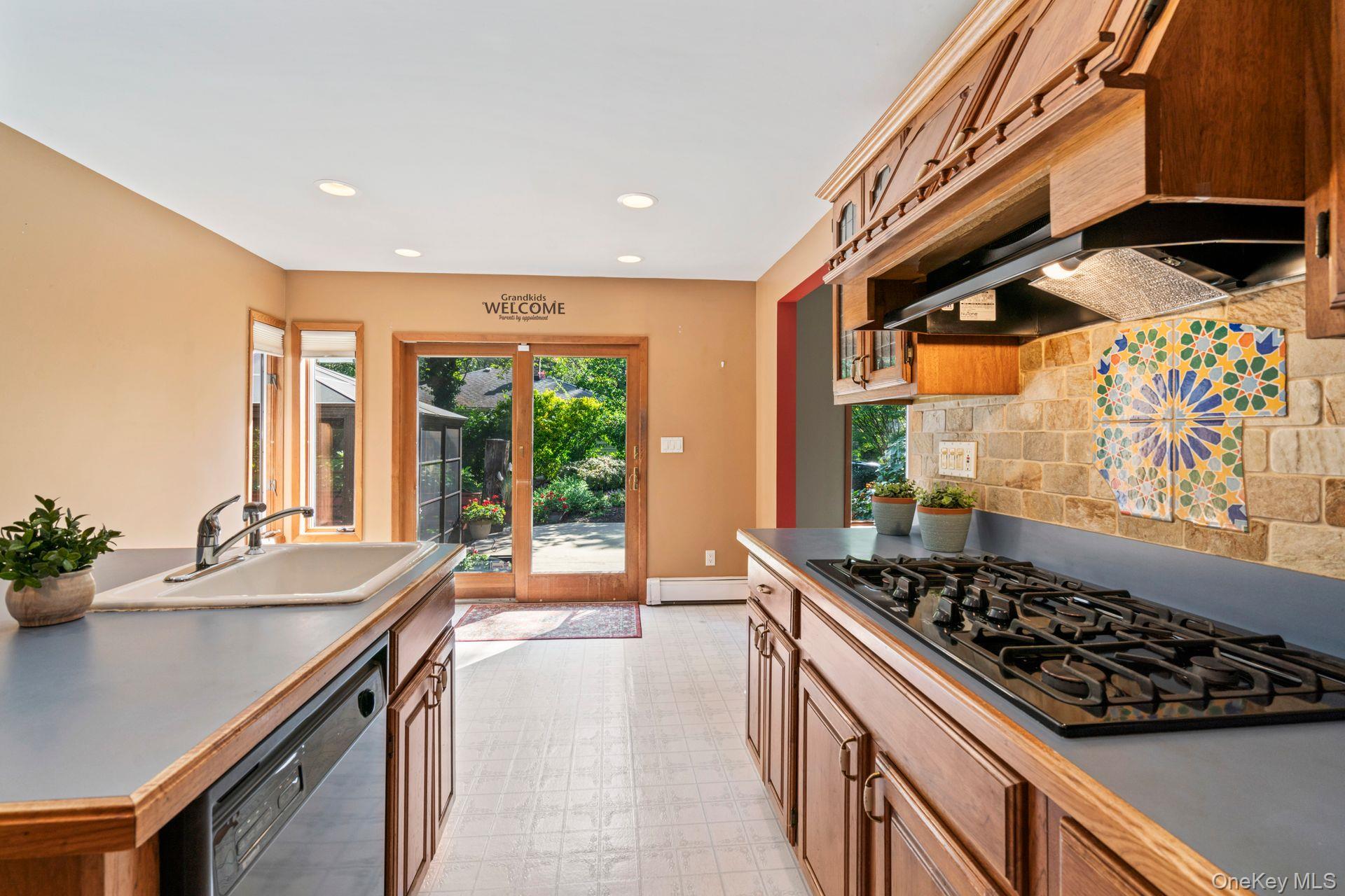 East Northport, New York, 11731, United States, 3 Bedrooms Bedrooms, ,2 BathroomsBathrooms,Residential,For Sale,1942269