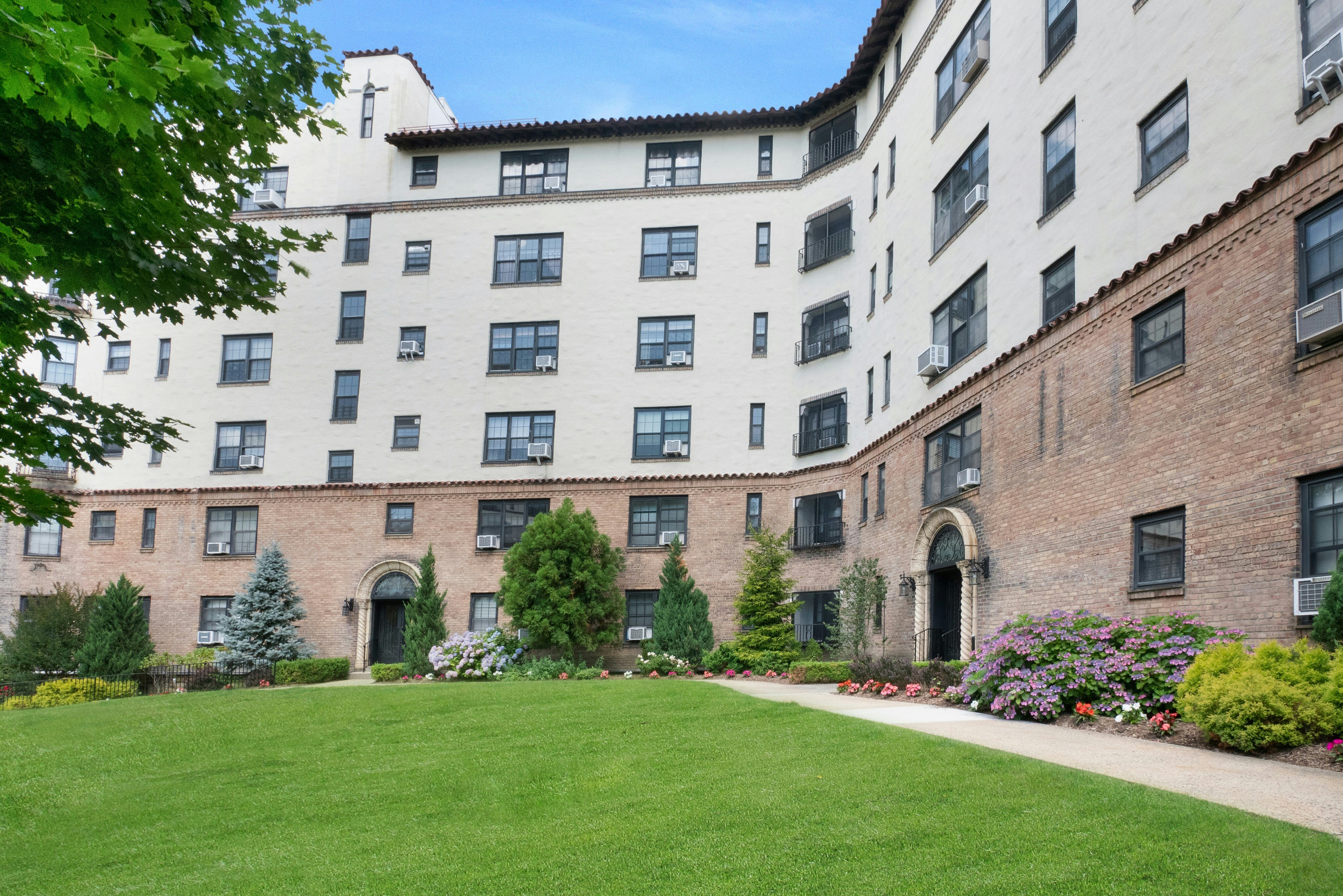  Tucked into a quiet section of the complex is this bright and inviting 1-BR - 物件實景