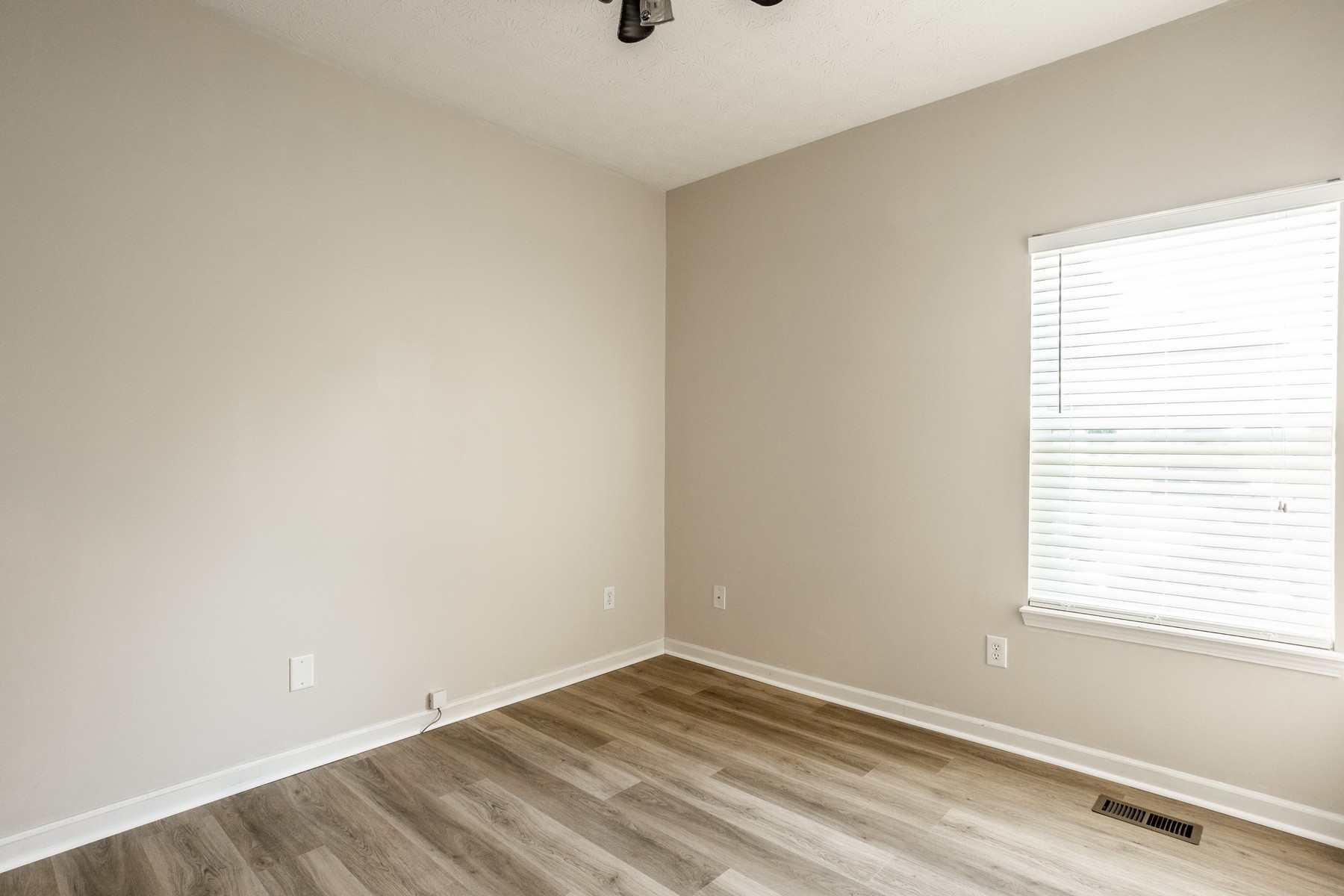  Inviting 3 Bedroom Home Located in Quiet Cul-De-Sacmary - 物件實景