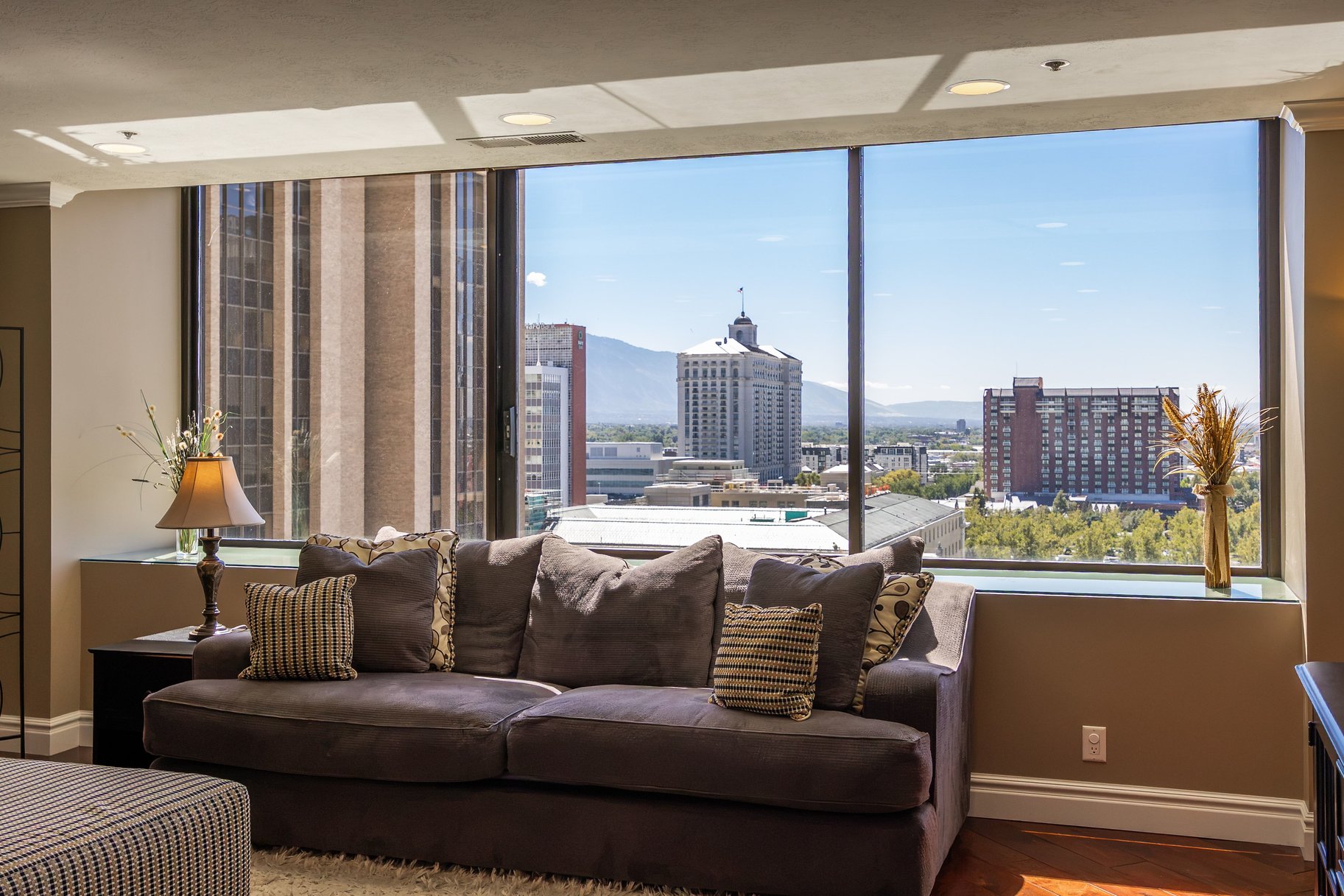  2-Bed Luxury Condo w/ Skyline Views — American Towers - 物件實景