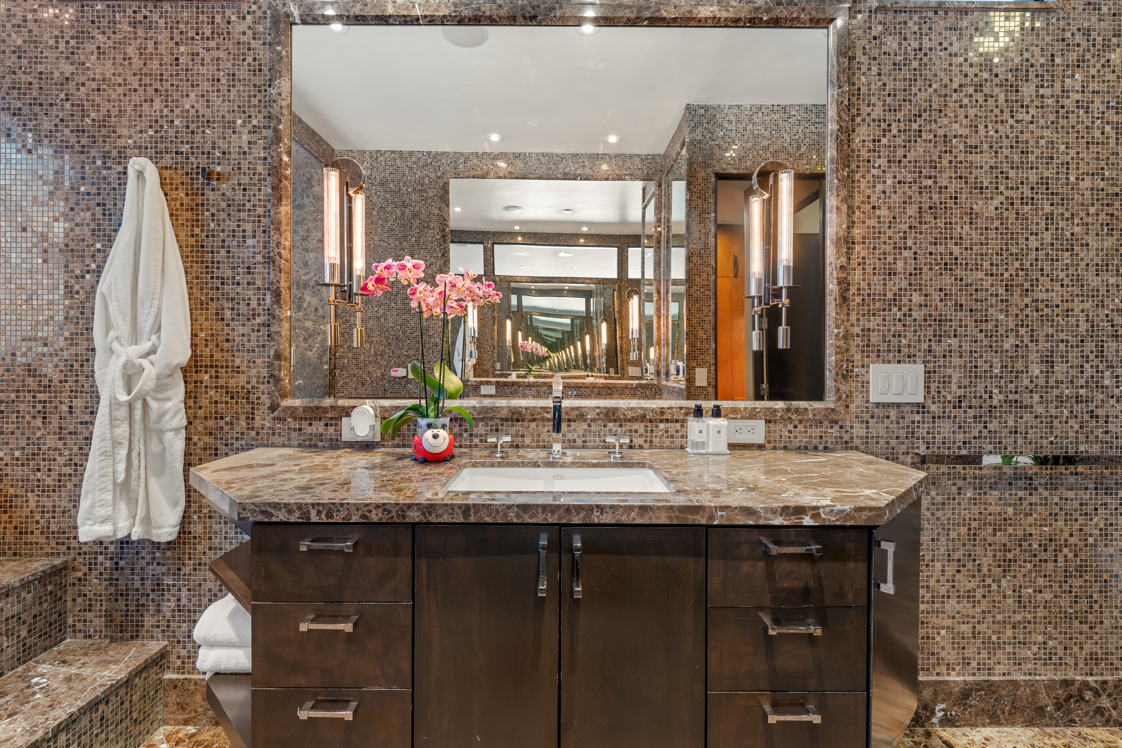  Spectacular Renovated SOMA Home with Rare Museum-Like 7-Car Garage - 物件實景