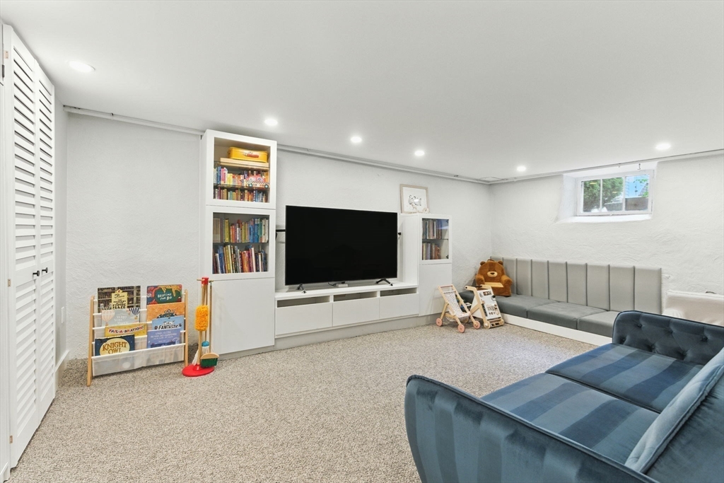 Stoneham, Massachusetts, 02180, United States, 3 Bedrooms Bedrooms, ,2 BathroomsBathrooms,Residential,For Sale,1939949