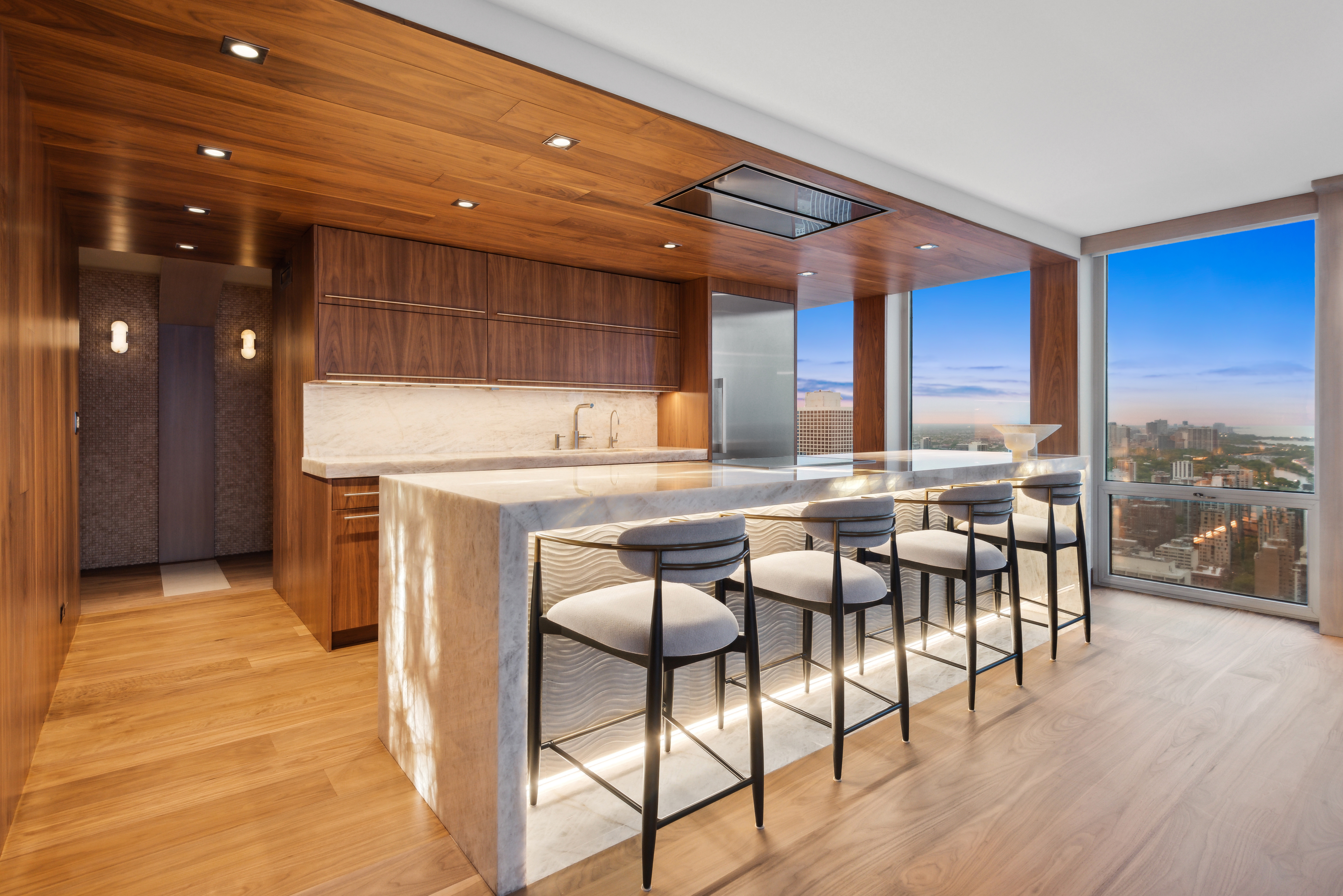  Absolutely Stunning, Penthouse Level Furnished Condo - 物件實景