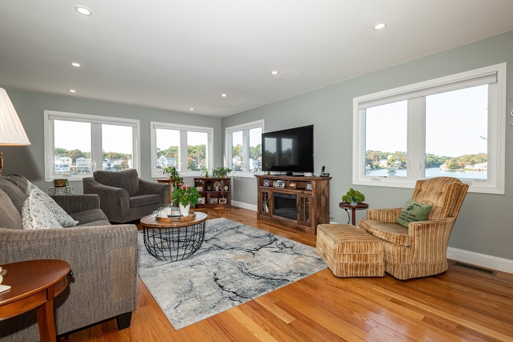 Lynn, Massachusetts, 01904, United States, 2 Bedrooms Bedrooms, ,4 BathroomsBathrooms,Residential,For Sale,1978027