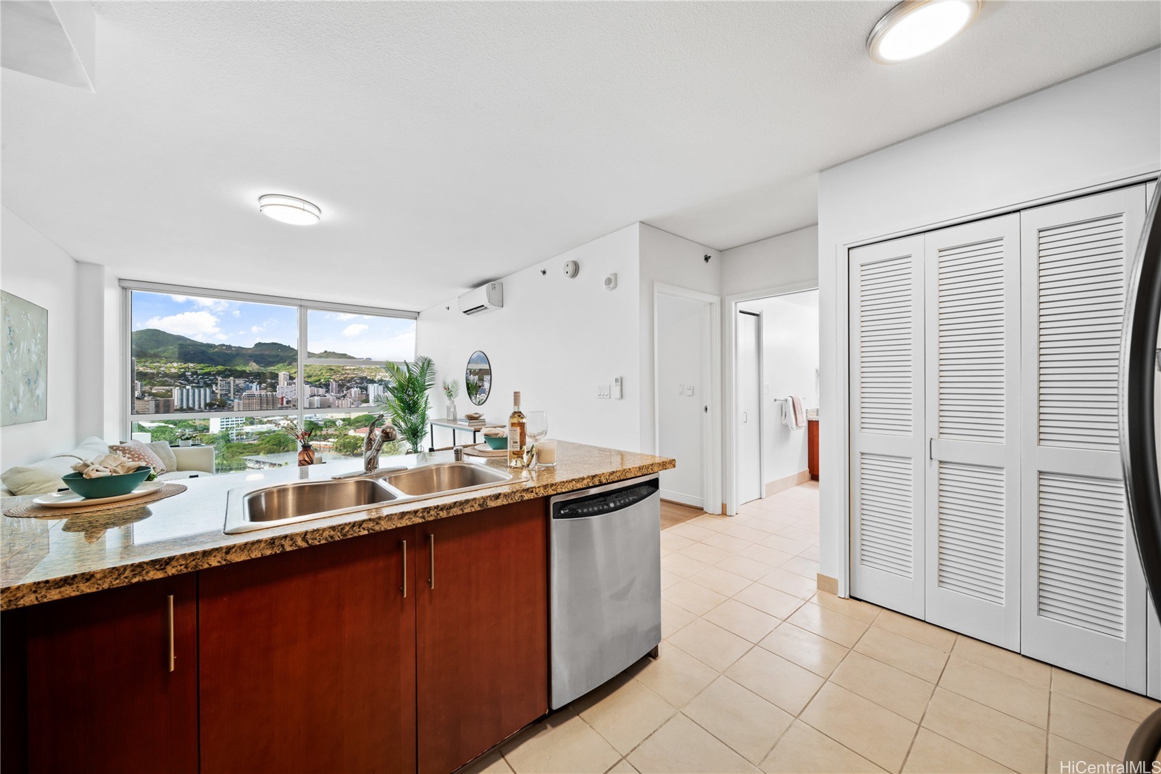 Honolulu, Hawaii, 96814, United States, 1 Bedroom Bedrooms, ,1 BathroomBathrooms,Residential,For Sale,1866206