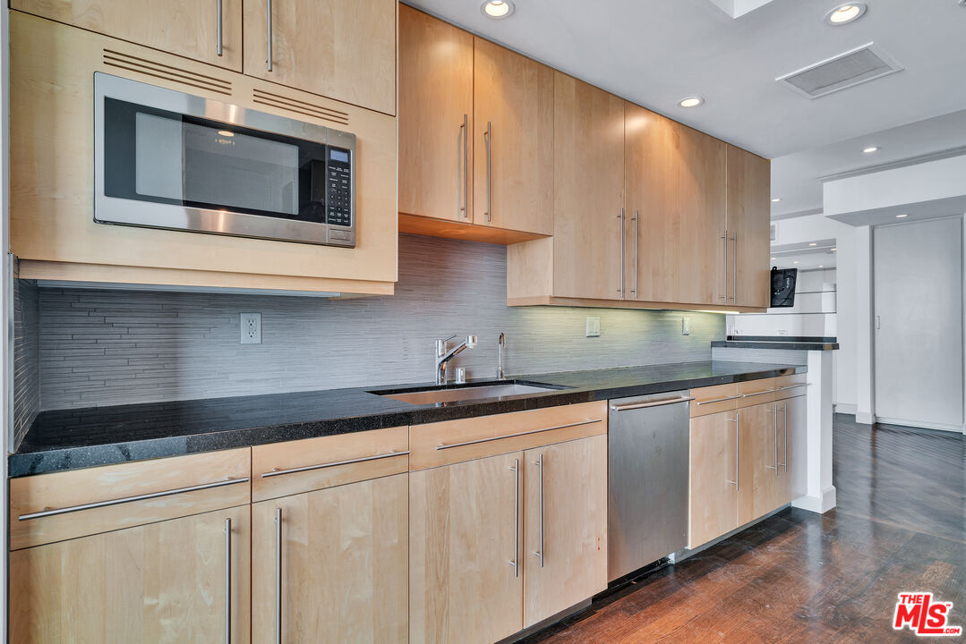 Los Angeles, California, 90024, United States, 2 Bedrooms Bedrooms, ,3 BathroomsBathrooms,Residential,For Sale,1932813