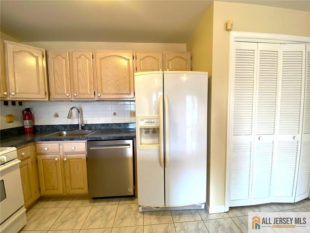 Newark, New Jersey, 07105, United States, 2 Bedrooms Bedrooms, ,3 BathroomsBathrooms,Residential,For Sale,1877508